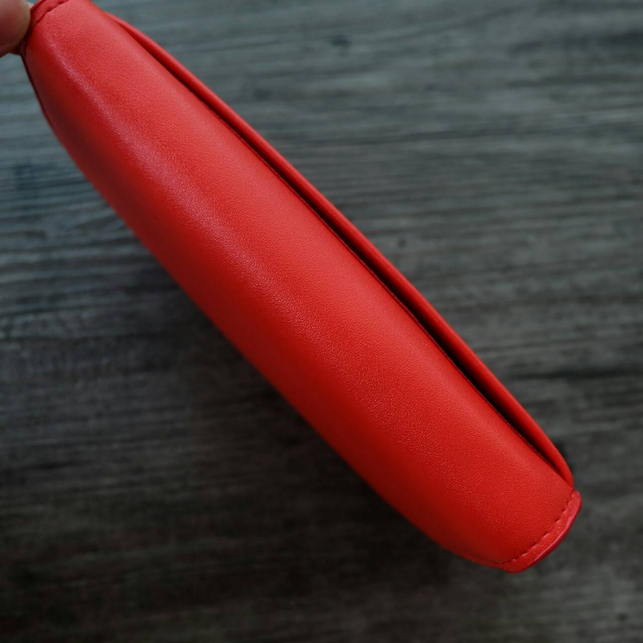 CHARLES&KEITH FRONT FLAP WALLET กระเป๋าสตางค์แบบ cluth คลัช รุ่นชนช็อปเปิดปิดด้วยฝาปิดกระดุมแม่เหล็ก ด้านหน้ามีโลโก้แบรนด์ ภายในมีช่องใส่ของ เยอะค่ะ มีทั้งฝช่องซิป และช่องใส่บัตรหลายช่อง สามารถใส่ธนบัตร มือถือ เหรียญและบัตรได้เยอะ มีกระดุมปรับขยายทรง มาพร