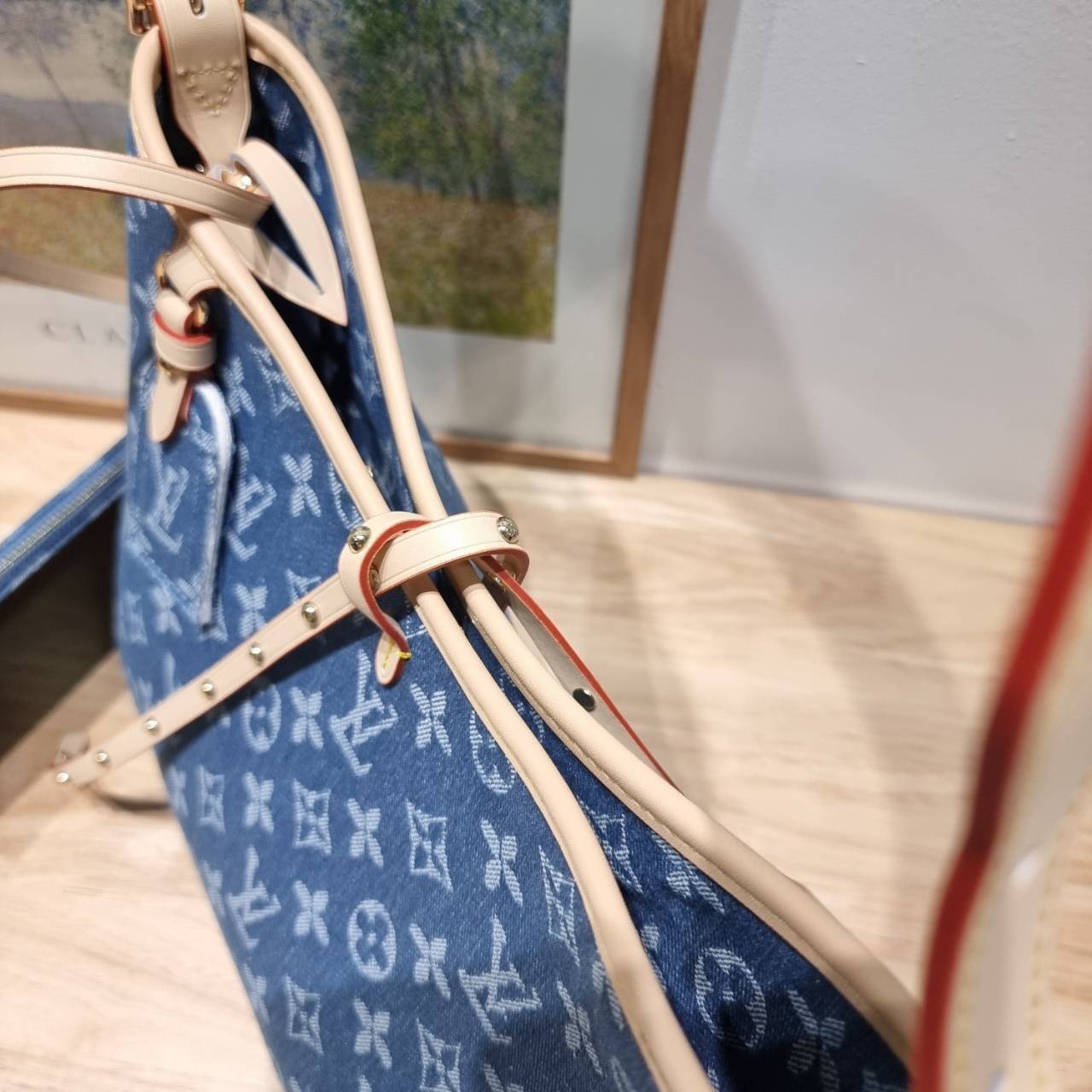 LV Monogram Denim Carry /LV CARRYALL DENIM BAG ใหม่ล่าสุด สไตล์เดนิมสุดชิค รุ่นลิมิเต็ดที่สาวๆตามหา กระเป๋าสะพายไหล่ทรงสวย ดีไซน์เรียบง่ายคลาสสิค หรู ดูผู้ดี รูปทรงใช้งานง่าย มาพร้อมใบลูก ไว้เก็บของจุกจิก