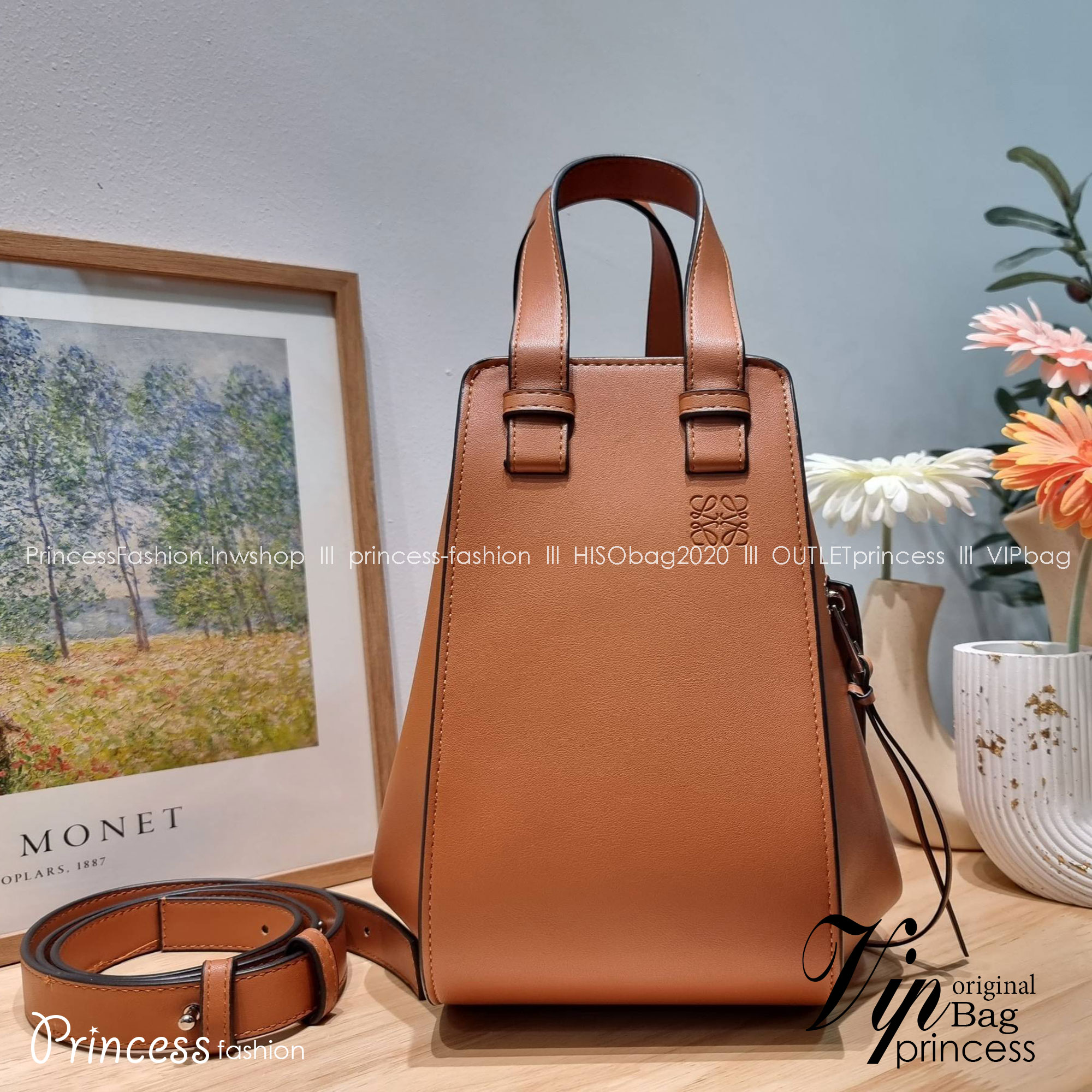 LOEWE SMALL HAMMOCK IN CLASSIC CALFSKIN พร้อมส่ง กระเป๋าสะพายดีไซส์เก๋ สามารถปรับเปลี่ยนรูปทรงได้หลากหลาย มีลูกเล่นทำให้ใช้ได้ไม่มีเบื่อ