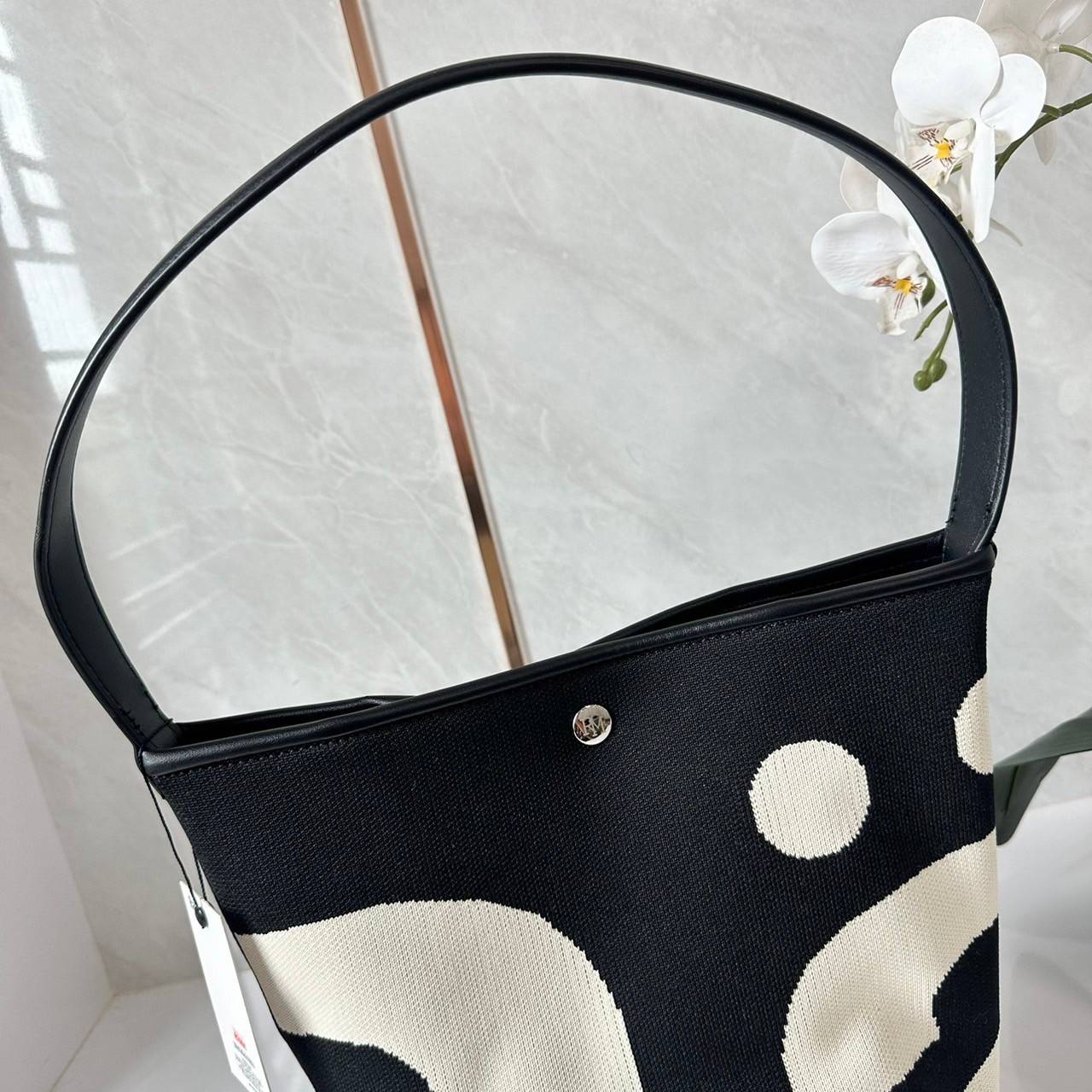 Rally movement the bag Knit Black เป็นไอเท็มที่ฮอตสุดๆแห่งปีจริงๆ กับกระเป๋าทรงบัคเก็ต น้ำหนักเบาๆ ฮอทติดลมบน จุของได้แบบหนำใจ ทอลายโลโก้ด้วยเทคนิค Sturdy Stretch Knit