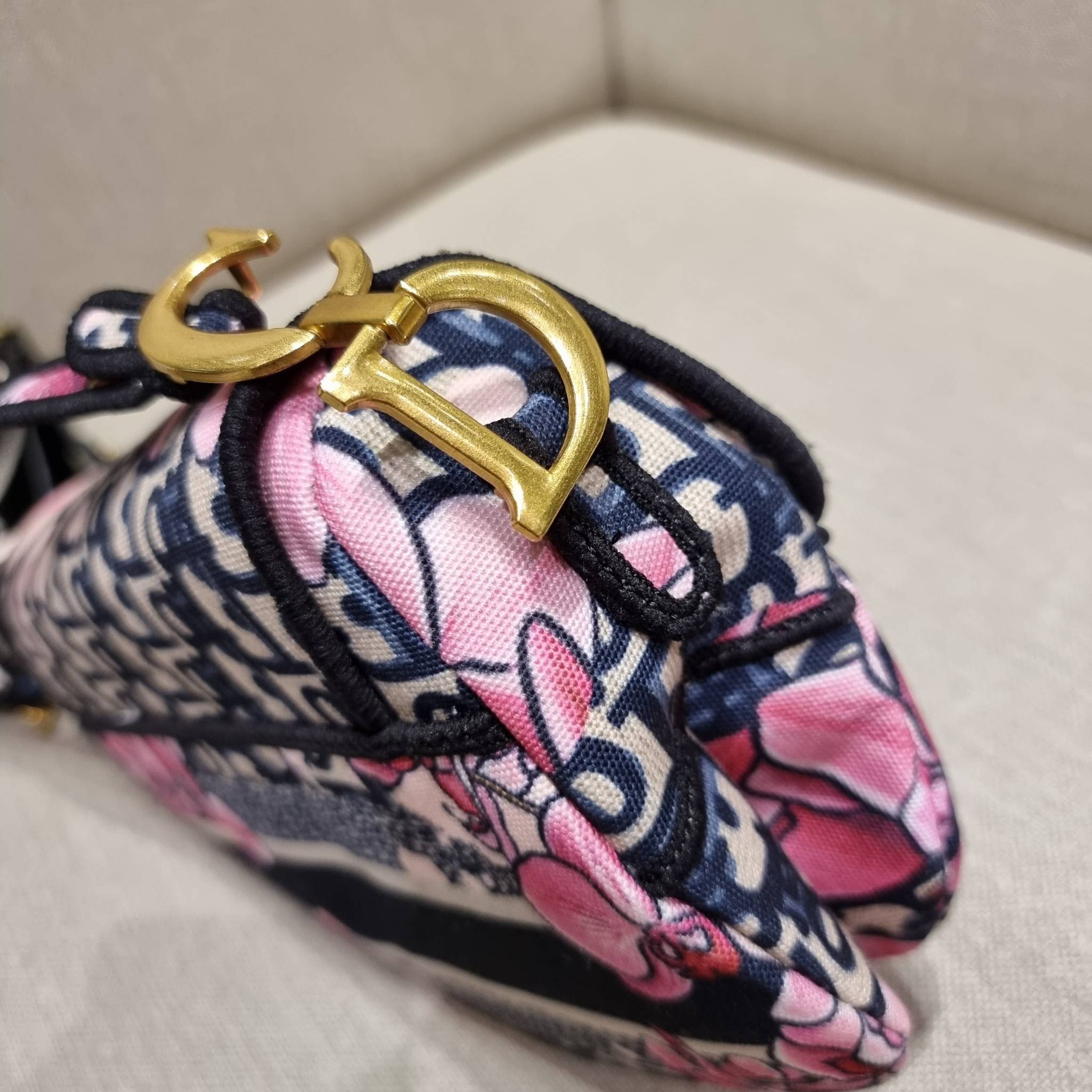 VIP CD OBLIQUE SADDLE BAG / DIOR SADDLE กระเป๋าสะพายข้าง ทรงสวยไม่ซ้ำใคร กิมมิคในตัว ดูแพง ไซส์ใหญ่ ดีไซน์ย้อนยุค เป็นเอกลักษณ์สวยทุกแบบ เปิด-ปิดด้วยกระดุมแม่เหล็กซ่อน ใช้งานง่ายมากๆ ภายในเป็นช่องโล่ง มีช่องซิป ใบสีดำเป็นหนังแท้ ใบลายเป็นผ้าแคนวาส ดูดี ดู