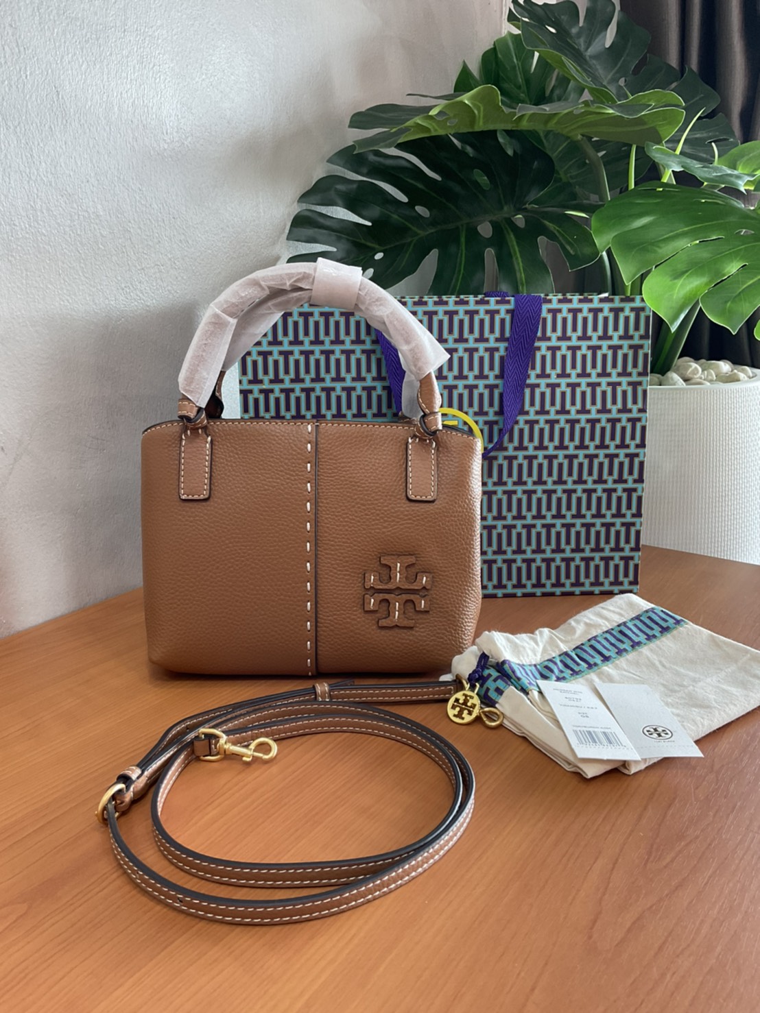 Tory Burch McGraw Mini Satchel กระเป๋าถือ/สะพาย Crossbody วัสดุหนังลูกวัวแท้ 100% ด้านหน้าประดับโลโก้หนัง ตัดเป็นรูปตัว T สัญลักษณ์แบรนด์ ตัวกระเป๋าเดินด้ายเล่นลายเพิ่มลูกเล่น เพื่อความเก๋!!
