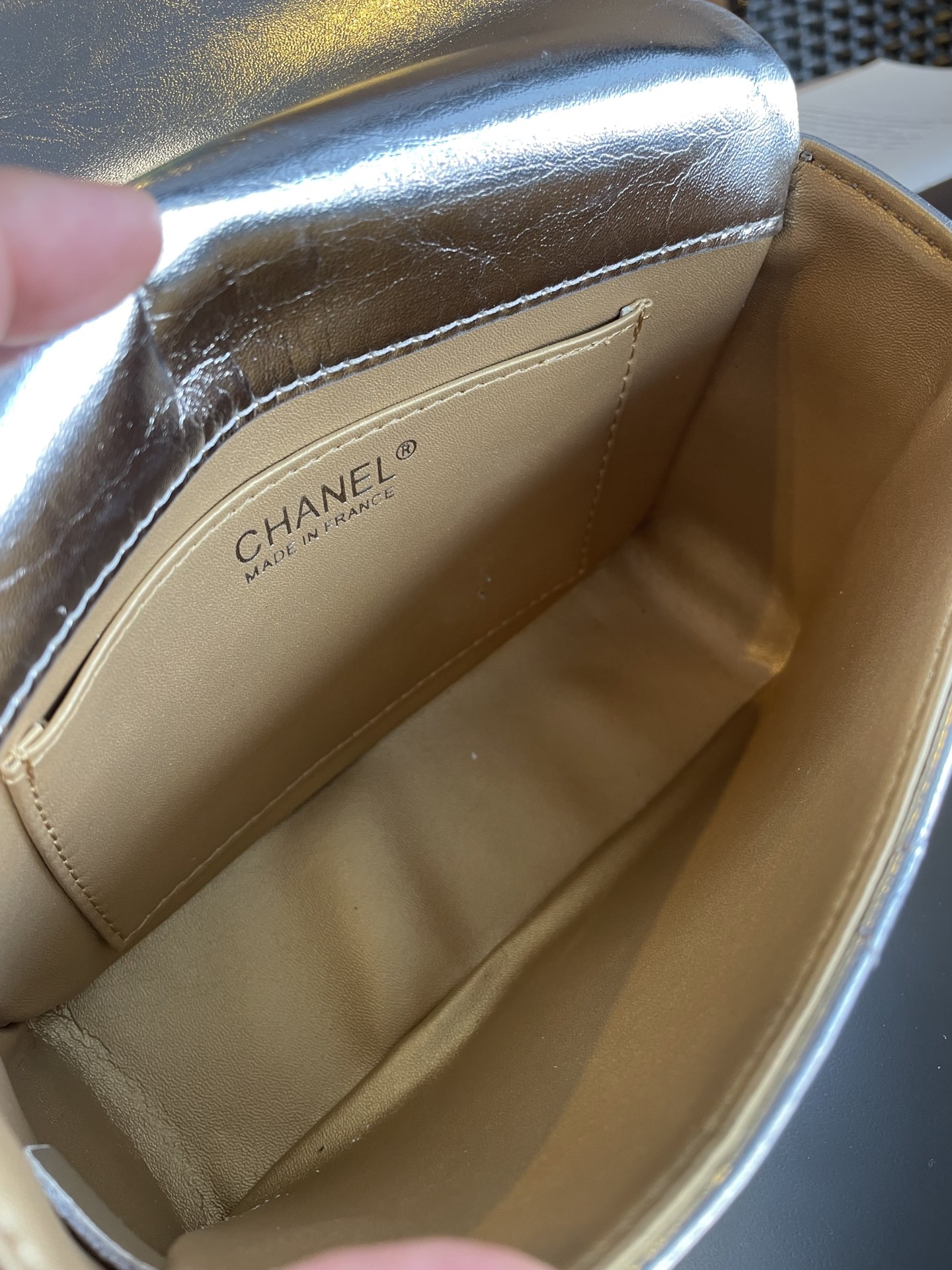 Chanel shoulder bag with chain 8" / Chanel Bag พร้อมส่ง กระเป๋าสะพาย สายโซ่อะไหล่เงินทบสามชั้น หรูหรา งานหนังเรียบสวย มาพร้อมกล่อง อปก ครบเซ็ท รอบนี้จัดราคาพิเศษสุดคุ้มค่ะ ใช้งานต่างประเทศได้ ภาพถ่ายจากงานขายจริง