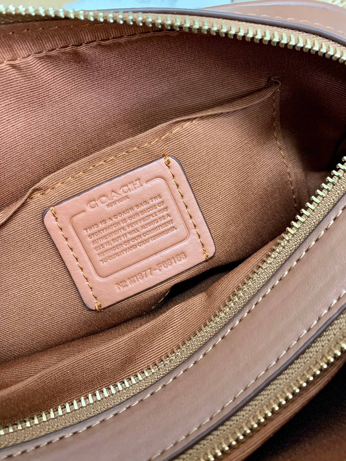 ใครรออยู่จัดเลยค่ะ มากี่รอบไม่พอจริงๆค่ะ😁 COACH JES CROSSBODY IN SIGNATURE BAG กระเป๋าสะพายข้าง//ครอสบอดี้ร์ วัสดุหนังแท้ หนังนิ่มทรงสวย 🔺อะไหล่ป้ายห้อยโลหะแบรนด์นะคะ กระเป๋าแบ่ง2ซิป แต่ละช่องกว้าง สามารถใส่กระเป๋าเงินใบยาวได้; ของจำเป็นได