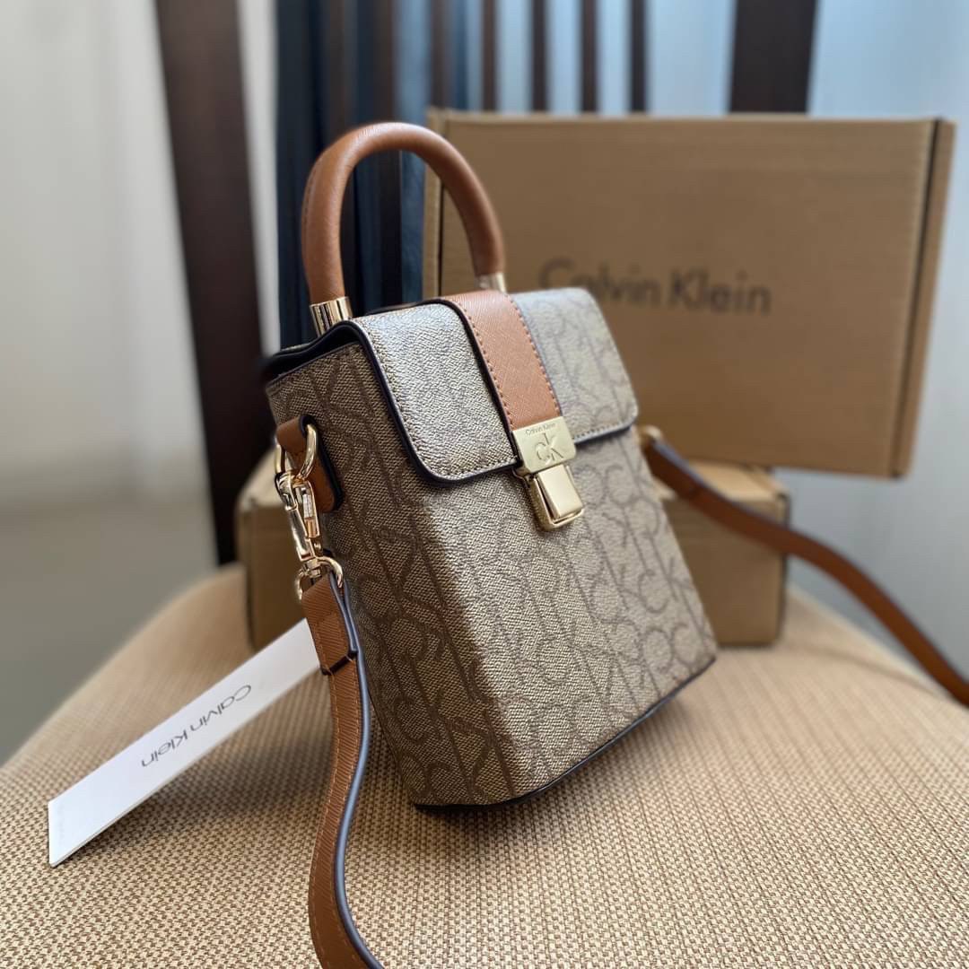 CALVIN KLEIN JEANS crossbody bag กระเป๋าถือหรือสะพาย ลายซิกเนเจอร์แบรนด์ทั้งใบ มีหูจับสำหรับถือ เปิด-ปิดกระเป๋าด้วยกระดุมแม่เหล็ก ด้านในโล่งกว้างมีช่องเล็กและช่องซิปสำหรับใส่ของจุกจิก ซับในลายแบรนด์อย่างดี มาพร้อมสายสะพายยาวปรับระดับได้ สามารถใช้ได้หลากหล