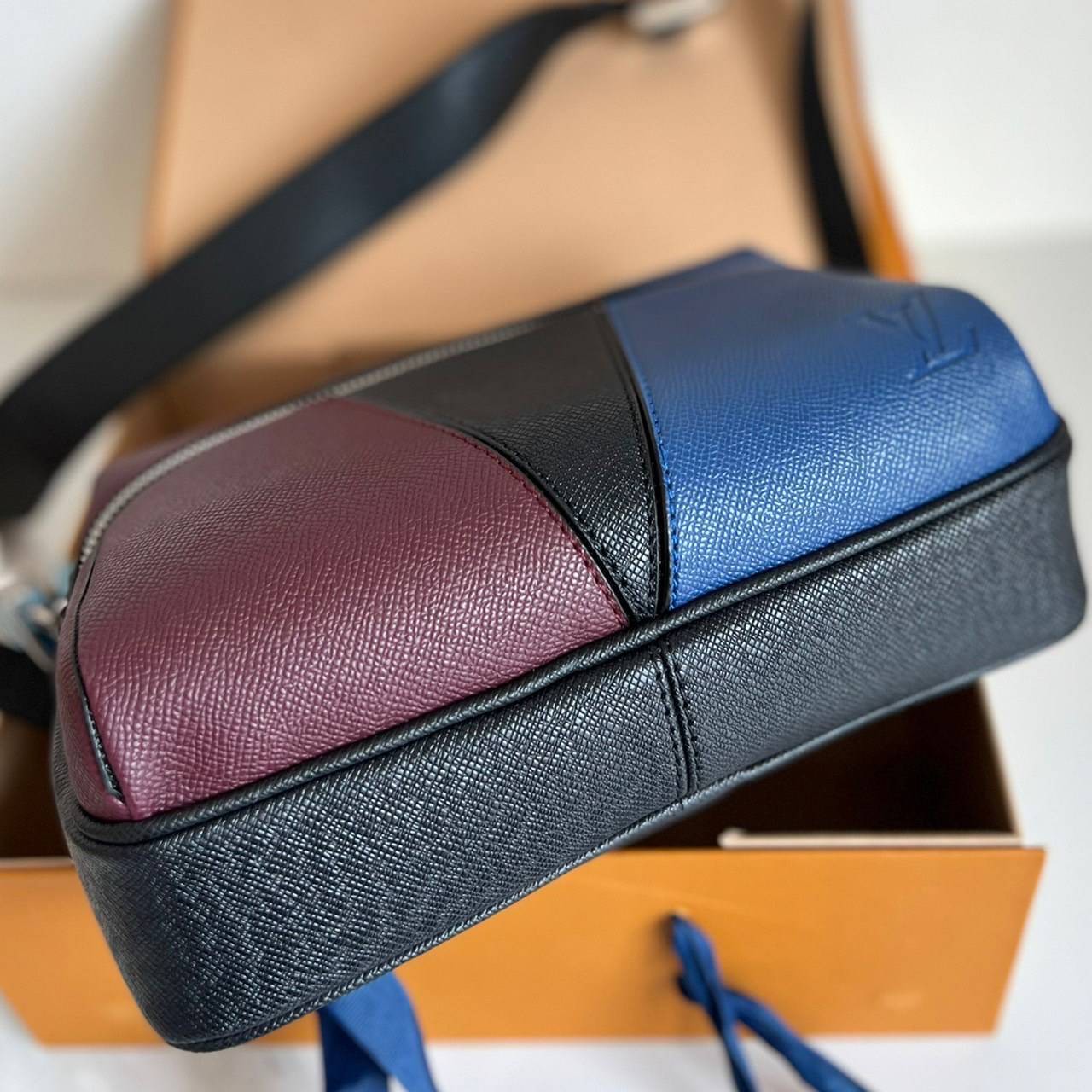 หนังแท้ Louis Vuitton taigarama outdoor messenger man bag ภาพถ่ายจากงานขายจริง