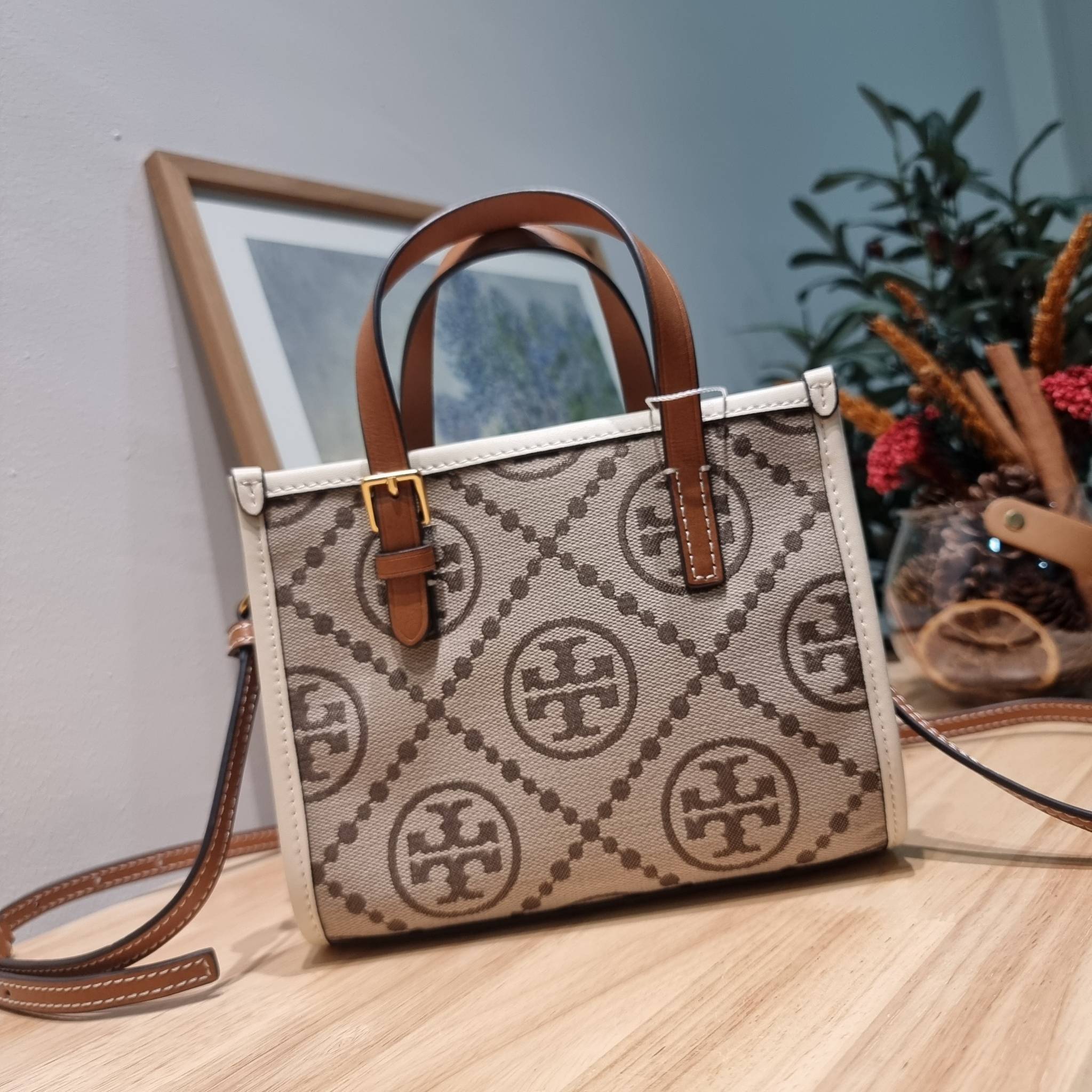 TORY BURCH MINI T MONOGRAM SQUARE TOTE รุ่นใหม่ล่าสุด คิ้วท์กว่าใคร! กับไอเท็มโมโนแกรมสุดฮิต กระเป๋าทรงโท้ทไซส์มินิ น่ารักน่าใช้มากๆ ให้คุณได้เพลิดเพลิน และคล่องตัวมากๆ