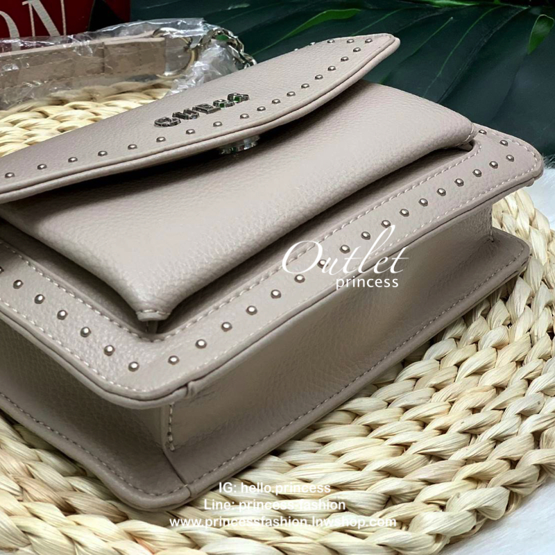 GUESS MILA STUDDED CROSSBODY BAG กระเป๋าสะพายข้างหรือแบบครอสบอดี้ร์ วัสดุลายหนังสวย หนังนิ่ม น้ำหนักเบาค่ะ ด้านหน้ามีอะไหล่โลโก้แบรนด์ พร้อมประดับหมุดดอกเล็กเพิ่มความเก๋เข้ามาให้ค่ะ เปิดปิดกระเป๋าแบบกระดุมแม่เหล็กภายในมีช่องหลักสำหรับใส่ของ สามารถใส่มือถื