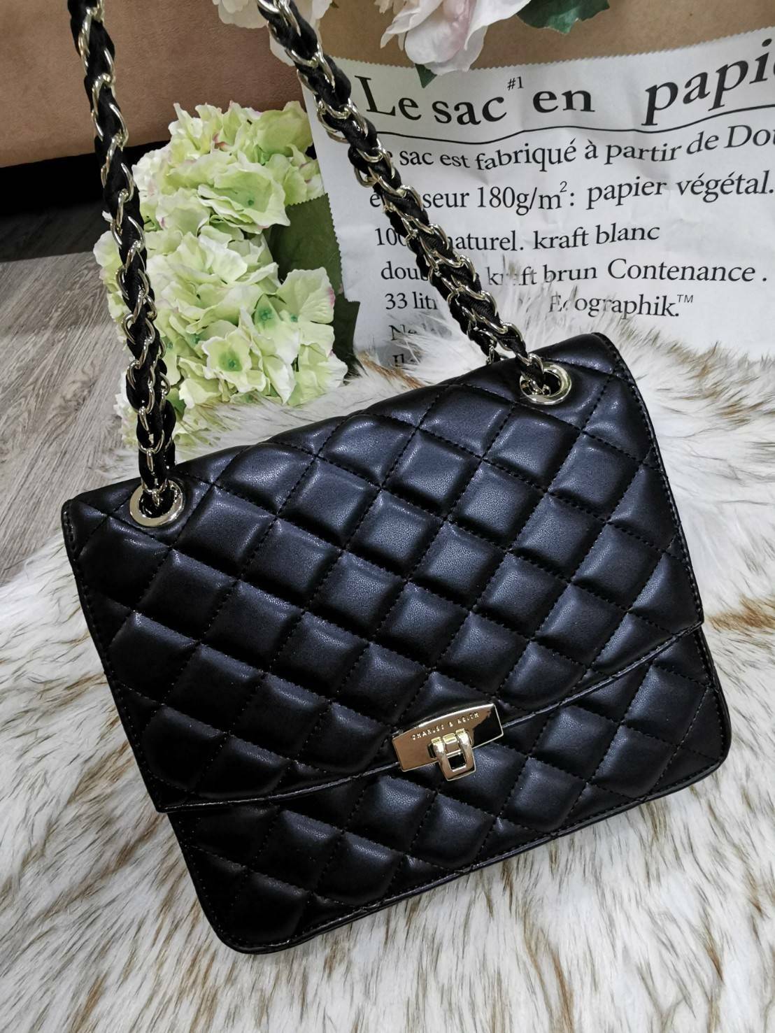 CHARLES & KIETH DETAIL CROSSBODY BAG กระเป๋าสะพายทรงเหลี่ยมดีไซน์สวยหรูคลาสสิควัสดุหนังนิ่มลายตารางอยู่ทรงสไตล์ Chanel เปิดปิดด้วยตัวล๊อคแบบพับอะไหล่ทองปั้มโลโก้ด้านหน้าสวยดูดี พร้อมสายสะพายโซ่ร้อยหนังสามารถสะพายไหล่หรือ Crossbody ก็ดูดี ภายในมีโลโก้และหน