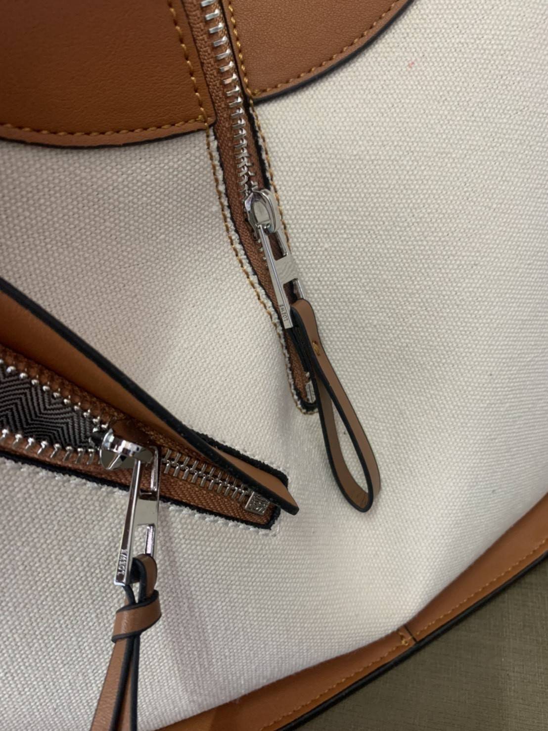 Loewe Hammock Bag / Loewe Small Hammock Tan Ken Price La Palme Edition / กระเป๋าสไตล์แคชชวล พิมพ์ลายต้นปาล์ม