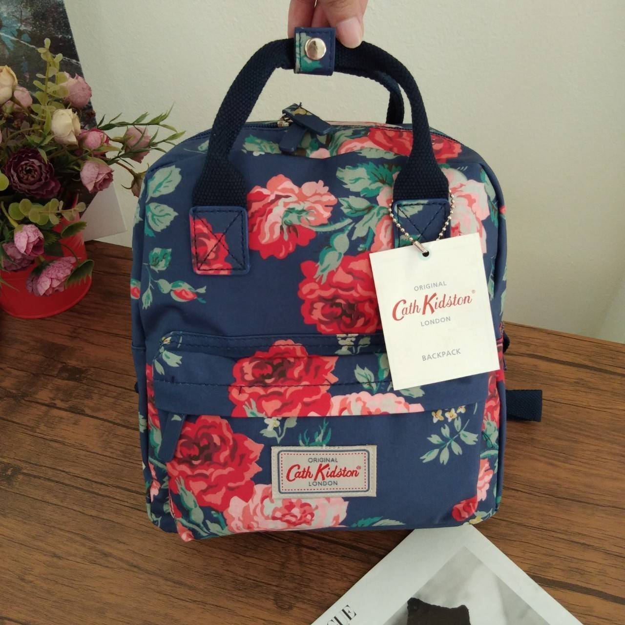 Cath Kidston Mini Backpack Bag กระเป๋าเป้รุ่นมินิ สไตล์วินเทจสุดฮิต วัสดุ Canvas เคลือบ เช็ดทำความสะอาดได้ ภายในมีช่องซิปเล็ก 1 ช่อง เปิด/ปิดกระเป๋าด้วยซิปรอบ ด้านหน้ามีช่องซิปอีก 1 ช่อง ไว้ใส่ของ สวยคุ้มมากค่ะรุ่นนี้