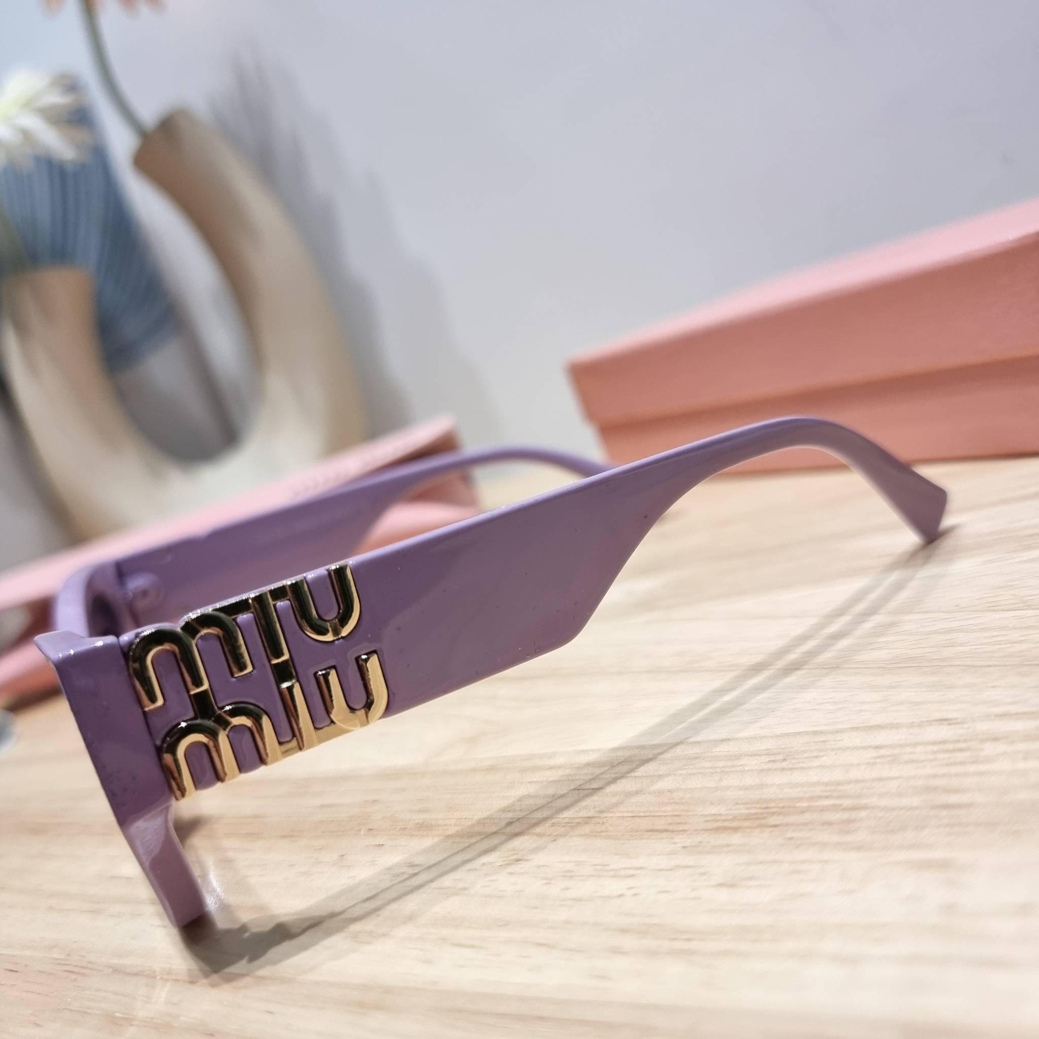 MIU MIU Sunglasses UV protection มาพร้อมอุปกรณ์ครบเซ็ท สวยปัง สวยตะโกน มีพกติดตัวไว้ไม่ตกเทรนด์ ใส่เสริมโหงวเฮ้ง ดูผู้ดี ใช้ได้ทุกโอกาส ทุกสถานการณ์ ใส่ที่บ้านถนอมสายตา ใส่ออกข้างนอกกันแดด กันลม กันฝุ่นก็มั่น ก็เลิศทั้งหมด