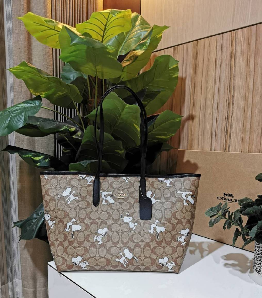 COACH FACTORY TOTE IN SIGNATURE LEATHER BAG X SNOOPY COLLECTION กระเป๋าสะพายคอลเลคชั่นสุดพิเศษจาก Coach Factory วัสดุ Signature refined calf leather หนังแท้ลายแบรนด์ คอลเลคชั่น Snoopy เทคเจอร์สวยอยู่ทรงดีไซน์ยอดนิยมด้านหน้ามีโลโก้ ภายในมีโลโก้กว้างและจุสุ
