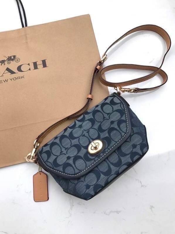 คอลเลคชั่นใหม่ ทั้งสวยทั้งคุณภาพค่ะ😘 COACH KARLEE CROSSBODY BAG 💐พร้อมส่ง ได้ไปไม่ผิดหวังแน่นอนค่ะ! สวยๆแบบคนดังระดับโลกกันค่าา กระเป๋าสะพายแบบครอสบอดี้ร์ หนังแท้นิ่มสวยงามมากๆค่ะ รูปทรงน่ารักกระทัดรัด เปิดปิดกระเป๋าแบบหมุนล็อค ภายในสามารถ