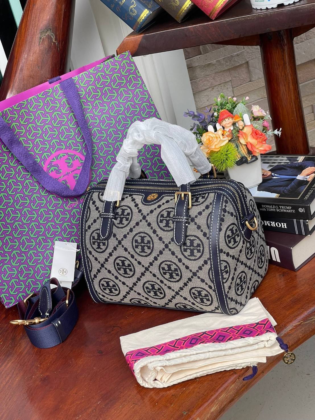 Large: Tory burch T Monograme Jacquaed Duffle เป็นทรงกระเป๋าที่มีความฮอตฮิตตลอดกาล ด้วยรูปทรงคลาสสิคและเหมาะใช้งานเข้ากับทุกสถานการณ์ ไม่ว่าจะเป็นกระเป๋าสะพายไหล่ เพิ่มความคล่องตัวและเข้าได้กับทุกลุค ไม่ว่าจะเป็นวันสบายๆ หรือวันที่ต้องออกไปทำกิจกรรมลุยๆ ห