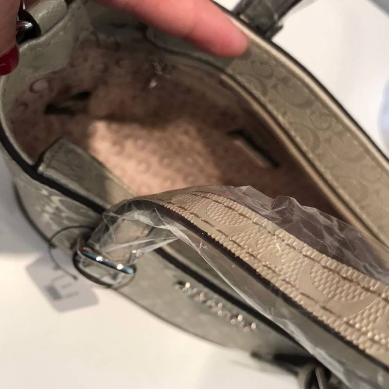 GUESS MINI CROSS BODY BAG กระเป๋าถือหรือสะพายรุ่นฮิตและขายดีที่สุดจาก GUESS FACTORY วัสดุหนังแก้วเงาสวยอยู่ทรง น้ำหนักเบา ด้านหน้าประดับด้วยโลโก้แบรนด์สุดหรูพร้อมปอมๆห้อยที่หูกระเป๋าถอดเเยกใช้ได้ เปิดปิดกระเป๋าด้วยซิปสะดวกใช้ ด้านในโล่งกว้างมีช่องซิปและช่