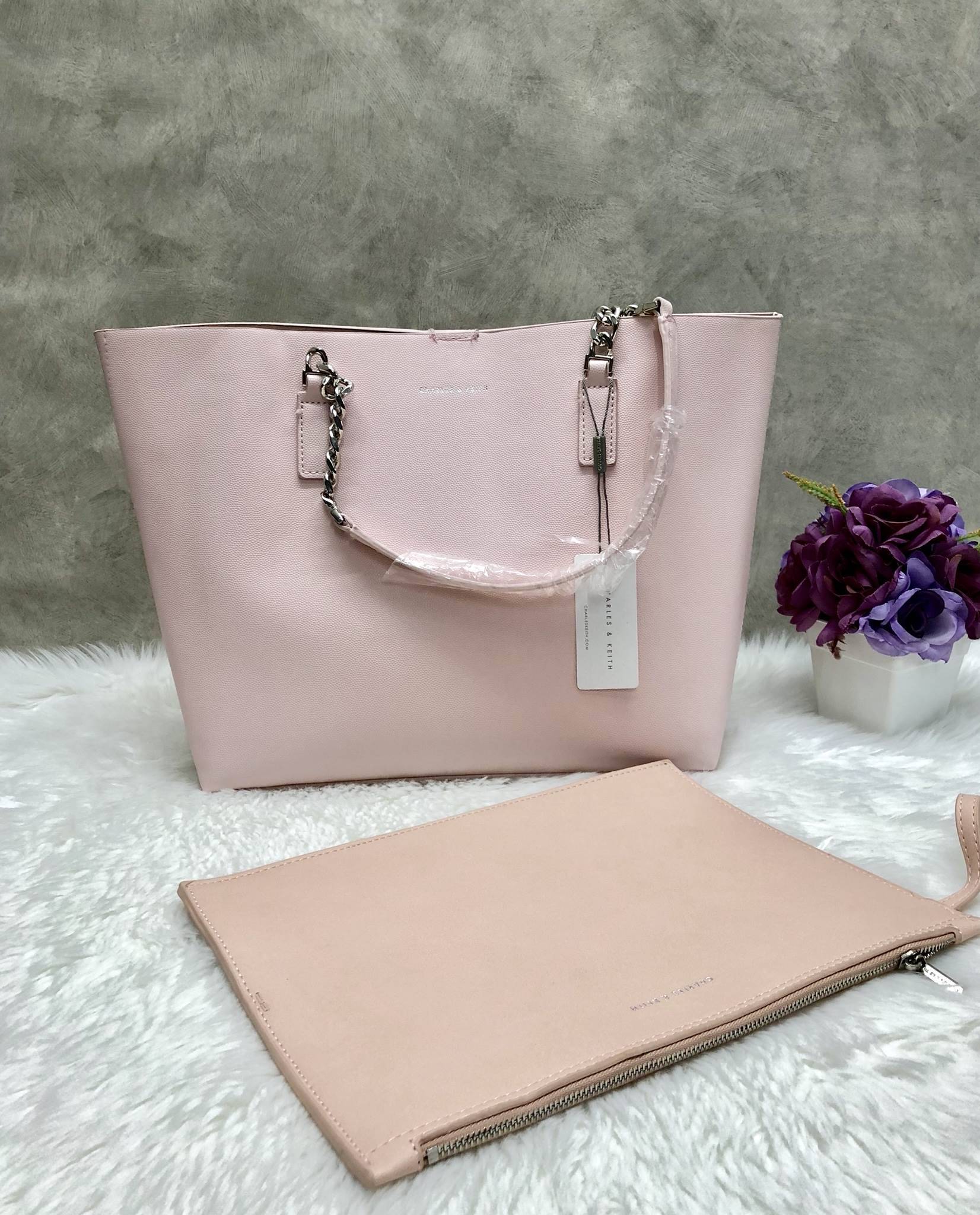 New in CHARLES & KEITH TOTE BAG ลับมาอีกครั้งกับรุ่นขายดี กระเป๋าถือหรือสะพายไหล่ ลายหนังซาฟเฟียโน่ แบบเรียบหรู ดูดีนะค่ะ หูหิ้วเป้นสายโซ่ต่อหนัง ปากกกระเป๋าเปิดปิดแบบแม่เหล้ก ด้านในโล่งกว้างใส่ของจุ รุ่นนี้มาพร้อมกระเป๋าขนาดกลางแบบซิปถอดออกแยกใช้งานได้อี