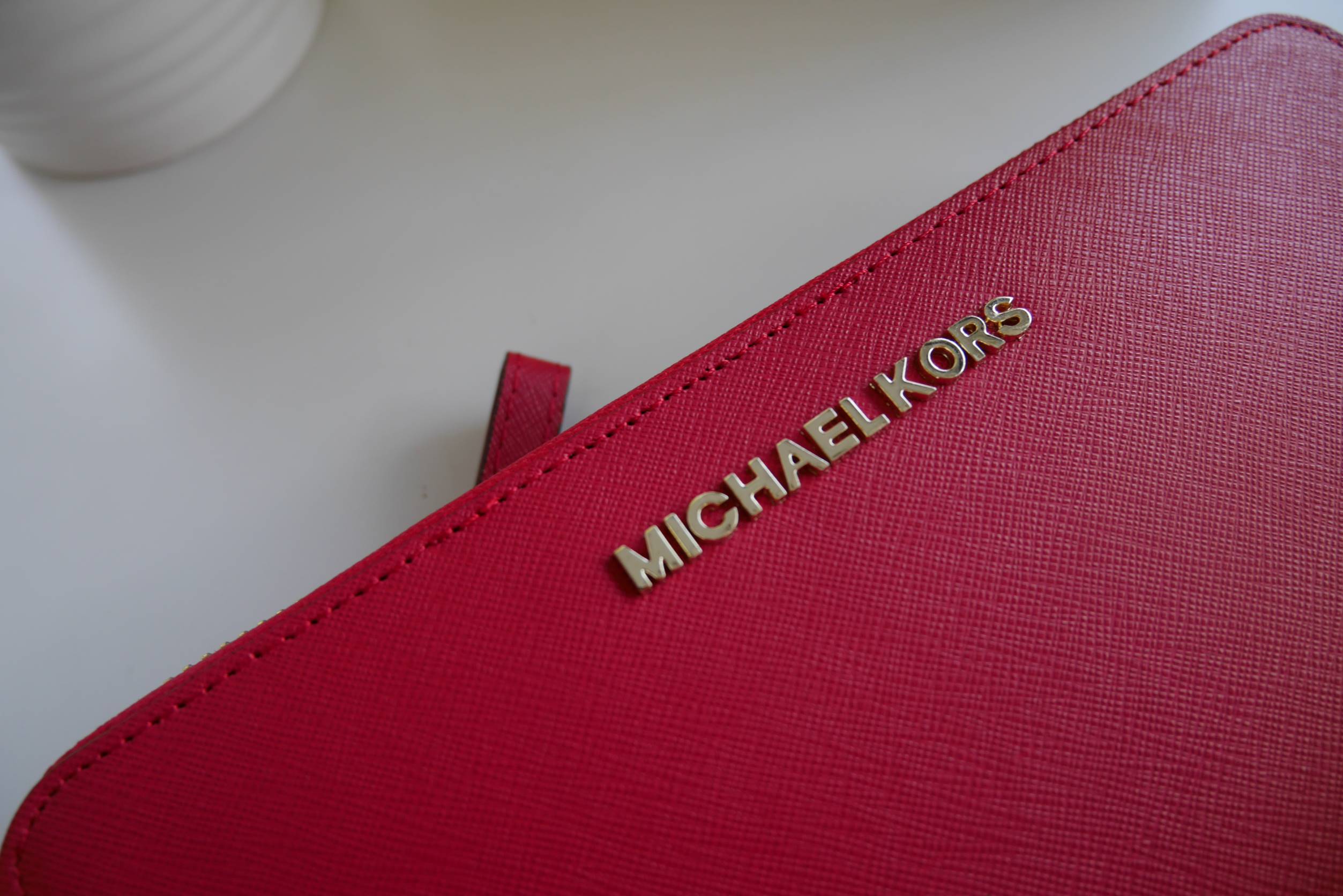 Best seller! งานขายดี รุ่นใหม่คะ Michael kors saffiano Wallet กระเป๋าสตางค์ใบยาว หนัง Saffiano ซิปรอบ สวยหรู มาก อะไหล่ปั้มโลโก้แบรนด์ ด้านในมีช่องใส่บัตร เยอะม้ากกก อีกด้านมีช่องแบงค์+ซิปใส่เหรียญ จุของได้เยอะจริงๆคะ ใส่ iphone 6+ ได้ สวยหรูดูดี อุปกรณ์ค