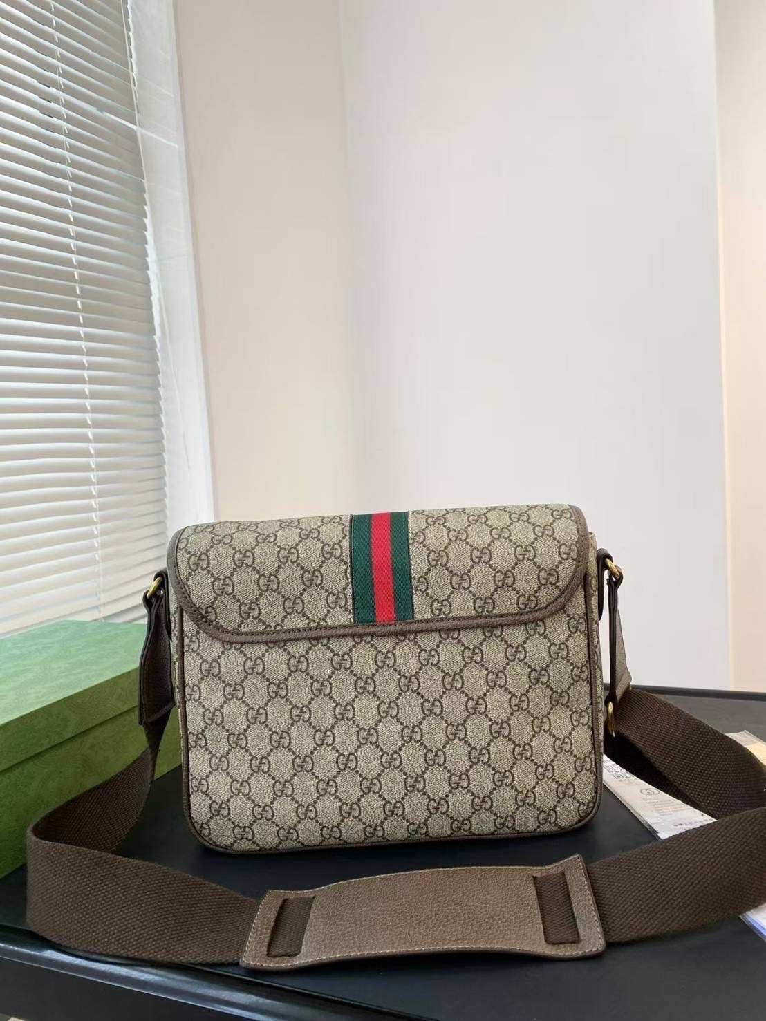 Gucci Ophidia medium messenger bag กระเป๋าทรงแมสเซนเจอร์ใบใหญ่กำลังพอดี ไอเท็มที่หนุ่มๆต้องไม่พลาด โดดเด่นด้วยลวดลายคลาสสิค คาดหน้าเขียวแดงสวยเป็นเอกลักษณ์