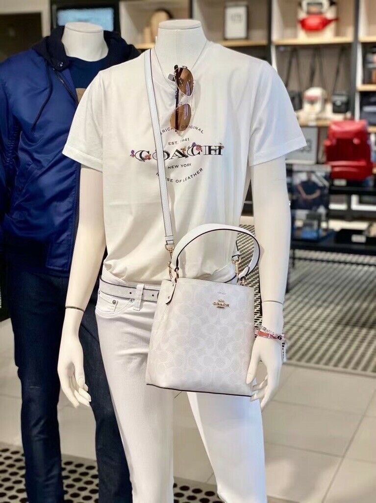 COACH 2312 SMALL TOWN BUCKET BAG IN SIGNATURE CANVAS รุ่นยอดนิยมใบเล็กมาครบสีแล้วจ้า กระเป๋าทรงบัคเก็ต สีผู้ดี๊ผู้ดี ตัวกระเป๋าดีไซน์คลาสสิคลายซี ดูโดดเด่น วัสดุหนังแคนวาสเคลือบลาย สวยคมทุกมุมจริงๆ!! เปิด-ปิดด้วยกระดุมแม่เหล็กทั้ง 2 ฝั่ง ภายในเป็นช่องโล่ง