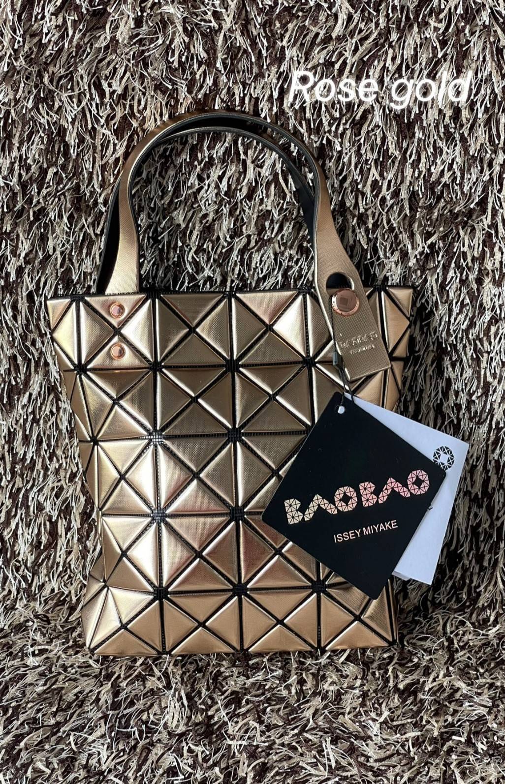 BAO BAO ISSEY MIYAKE PLATINUM COFFRET สะท้อนแสงเพื่อสร้างสินค้าระดับพรีเมียมที่ให้ความเงางามที่เหนือกว่า เพิ่มความหรูหราและโดดเด่นให้กับ เพราะมีความแวววาวและเป็นประกาย