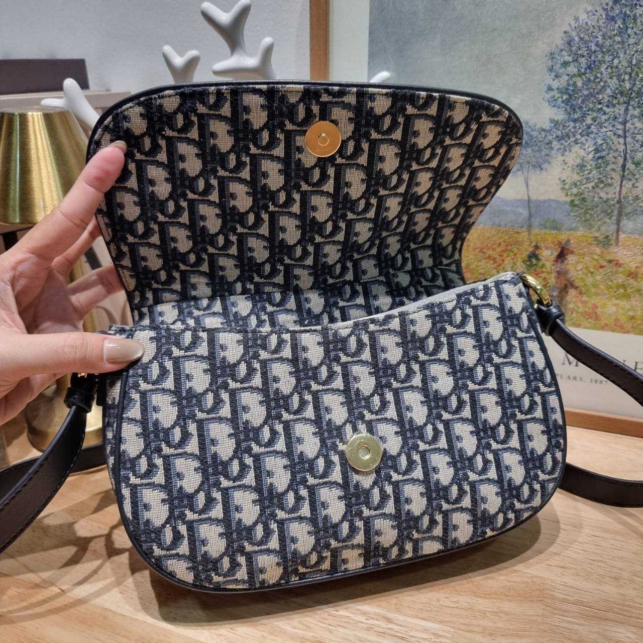 Small CD Besace Bag Blue Dior Oblique กระเป๋าสะพายทรงสวย ดีไซน์โลโก้โดดเด่นและหรูหรา