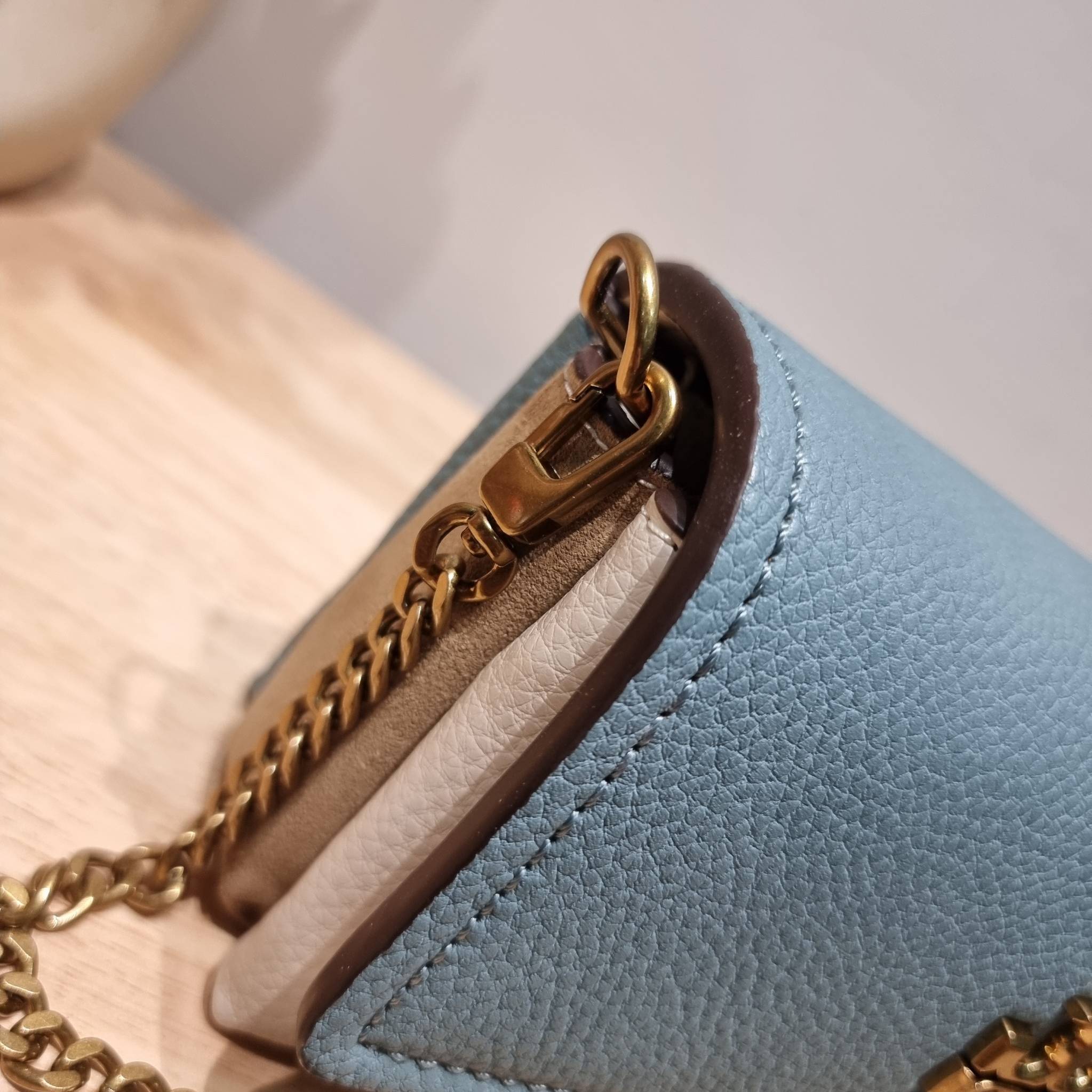 TORY BURCH LIMITED-EDITION MINI BAG รุ่นลิมิเต็ด ที่ sold out ไปแล้วหลายช็อป มีมาให้ช้อปที่นี่! กับกระเป๋าสะพายข้างทรงผู้ดี ไซส์มินิ ที่ผลิตมาในจำนวนจำกัด โดดเด่นด้วยอะไหล่ทองคลาสสิคหรูหรา และสายสะพายโซ่สลับหนัง ทำให้สะพายได้โดยไม่เจ็บไหล่