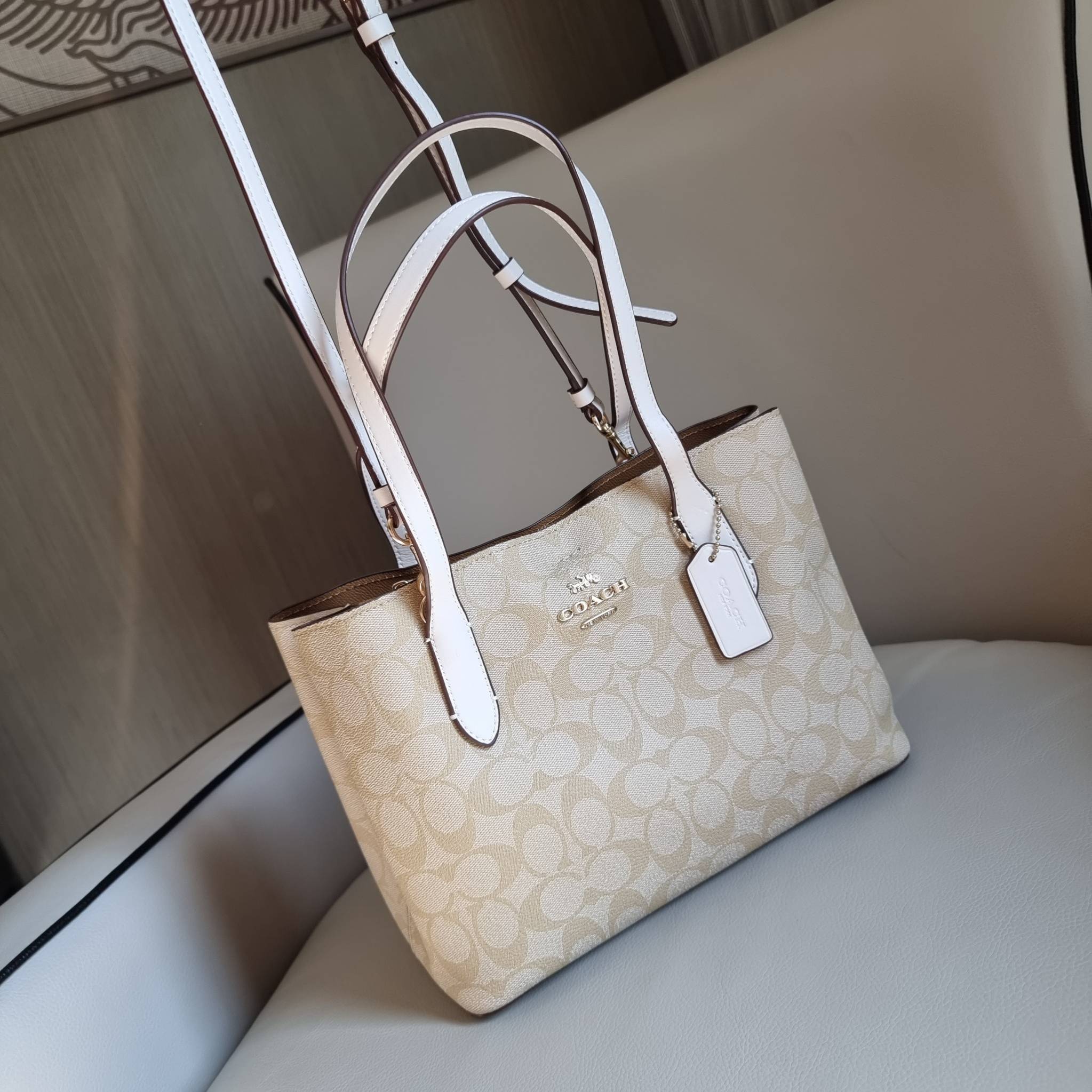 OUTLET 】COACH 73293 MINI AVENUE CARRYALL IN SIGNATURE CANVAS กระเป๋าสะพายรุ่นคลาสสิค คัมแบคแล้วจ้าแม่!! ไซส์กำลังสวย วัสดุหนังแคนวาสคุณภาพดี ด้านข้างเก็บทรงได้ เปิด-ปิดด้วยกระดุมแม่เหล็ก ใช้งานง่าย มีช่องซิป ใบนี้เห็นเล็กๆ แต่จุได้เยอะพอสมควรเลยน้า ɣ