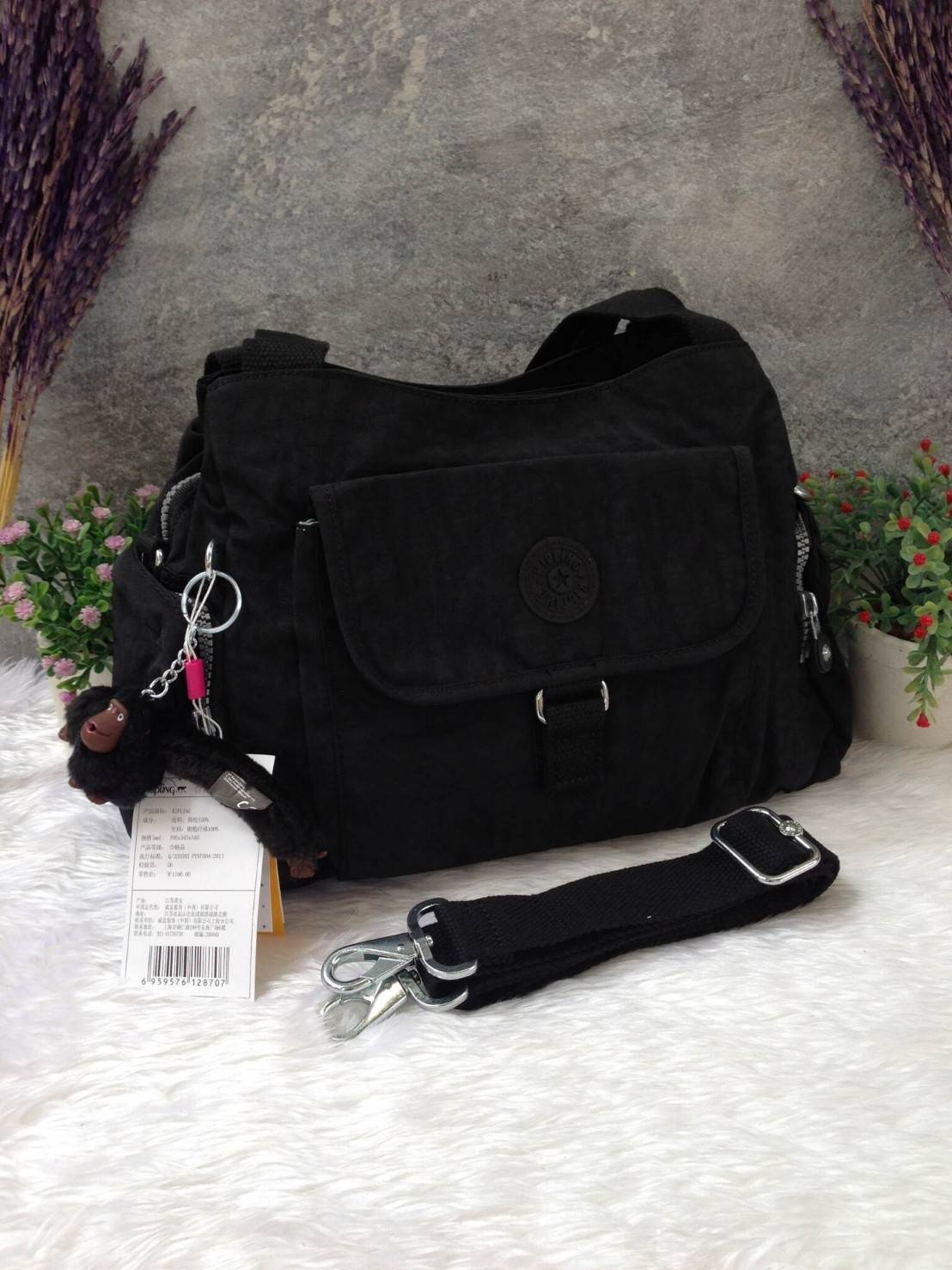 KIpling Felix Large Handbag Bag กระเป๋าถือหรือสะพายสไตล์ลำลองวัสดุ Nylon + Polyester 100% น้ำหนักเบามีหูหิ้วเเละสายสะพายยาวเลื่อนปรับระดับได้ถอดได้ เปิดปิดด้วยซิปสะดวกใช้ โลโก้เเบรนด์ มีช่องแบ่งถึง3ช่องเเยกเป็นสัดส่วน ด้านหน้าและด้านหลังมีช่องใส่ของเปิดปิ