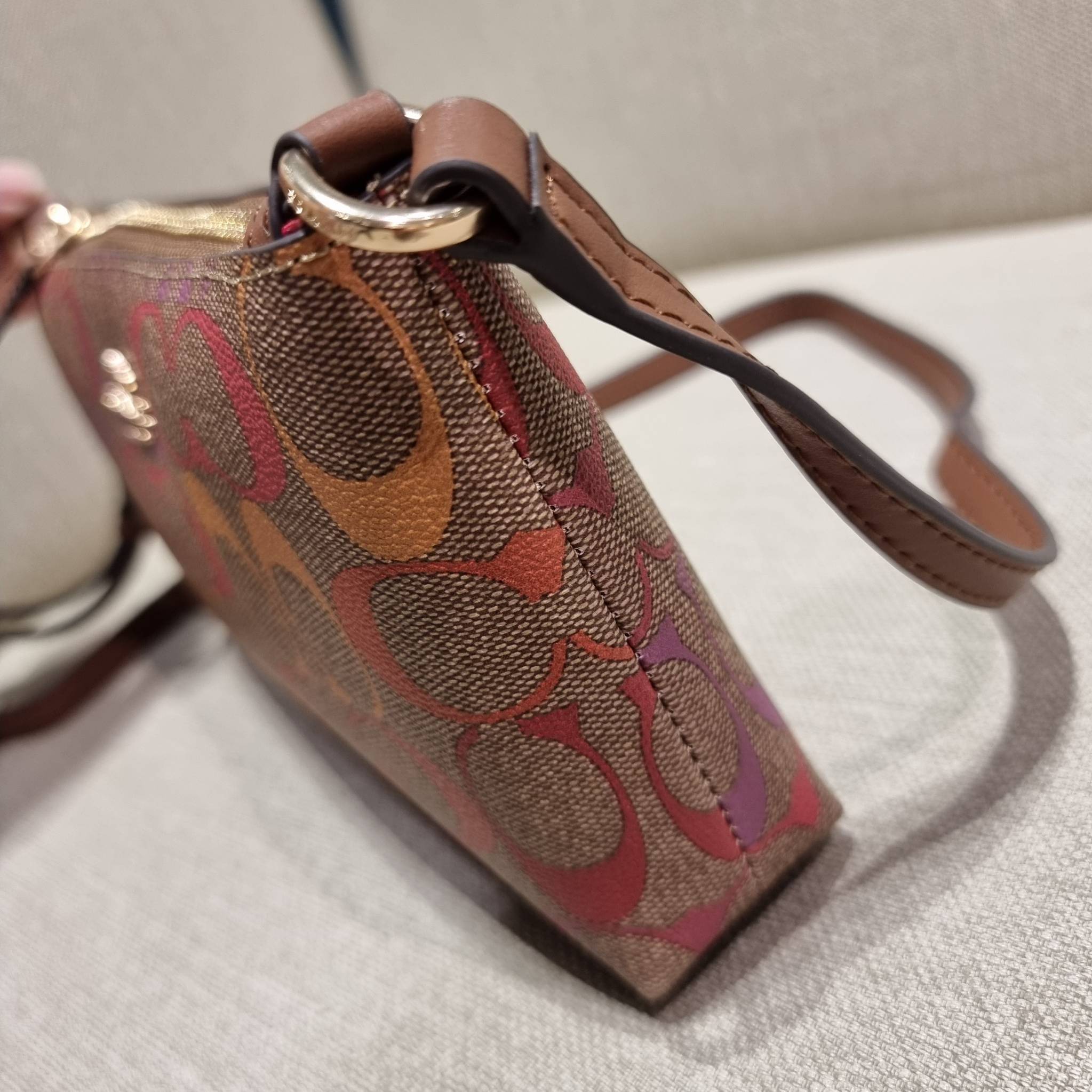 COACH C1653 ZIP TOP CROSSBODY IN RAINBOW SIGNATURE CANVAS คอลเลคชั่นใหม่ ปังและสวยไปอีกหนึ่ง สาวๆตามหาต้องไอเท็มนี้ กระเป๋าสะพายข้าง ใช้งานง่าย สายสะพายในตัว ปรับได้สบายๆ ดีไชน์รูปทรงออกมาคลาสสิค น่าใช้ วัสดุหนังแคนวาส เปิด-ปิดด้วยซิป ภายในเป็นช่องโล่ง มี