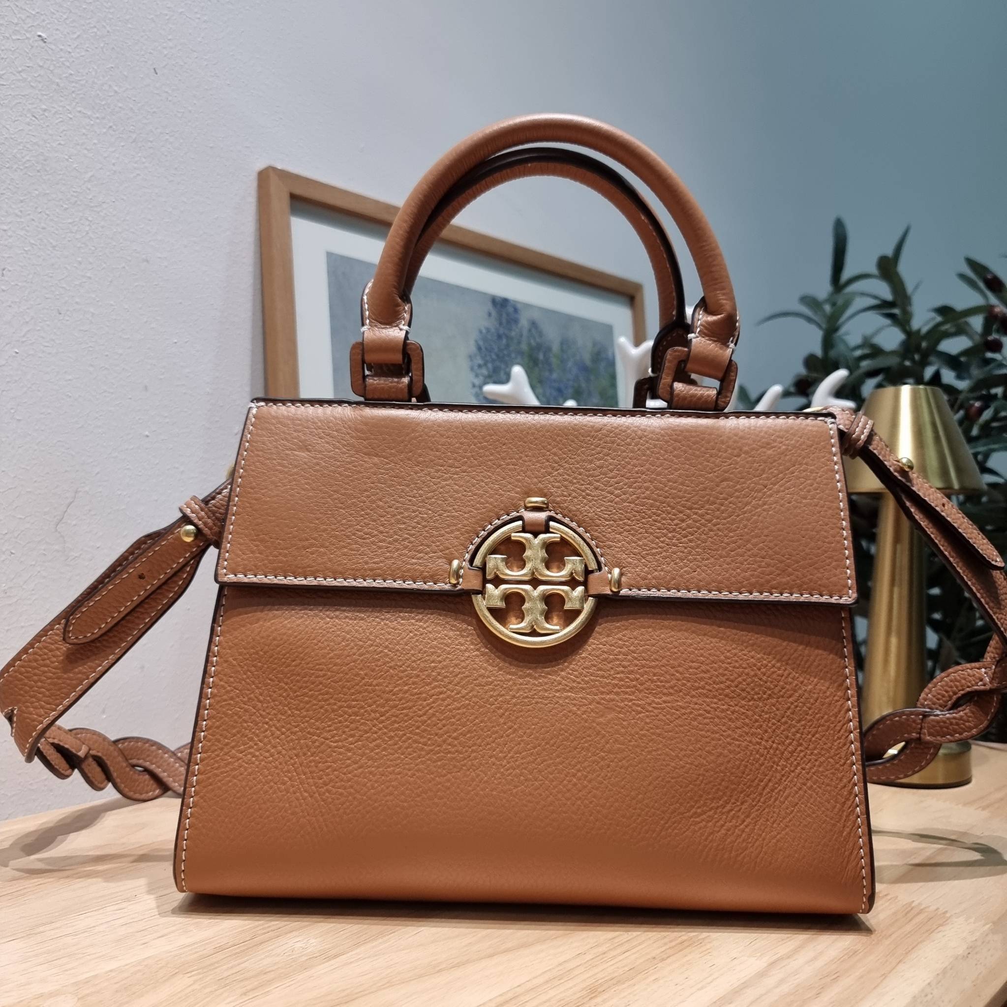 TORY BURCH MILLER TOP HANDLE SATCHEL ใหม่ล่าสุด กับกระเป๋าสะพายรุ่นยอดนิยม ที่มาในดีไซน์ top handle ให้สะดวกใช้ได้มากขึ้นด้วยหูจับในตัว โดดเด่นด้วยโลโก้สีทอง
