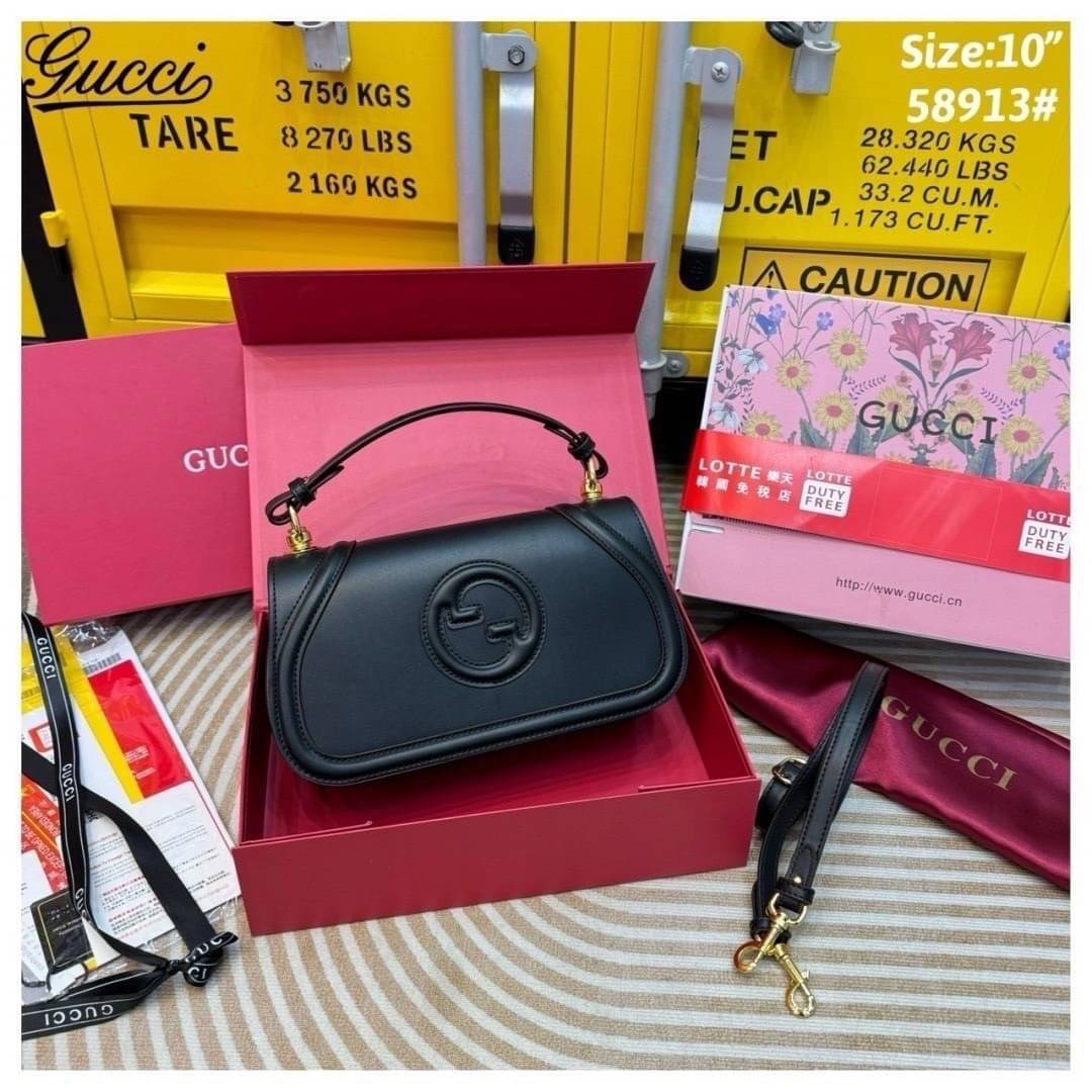 Gucci Blondie small top handle bag กระเป๋าสะพายรุ่นใหม่สุดไอคอนนิก ดีไซน์วินเทจยุค 70 เป็นความหรูหราที่สามารถใช้งานได้จริง เหมาะอย่างยิ่งสำหรับตู้เสื้อผ้าของสาวๆยุคนี้ ดาวเด่นดวงใหม่ของแบรนด์ ควรมีมากๆ ค่ะ