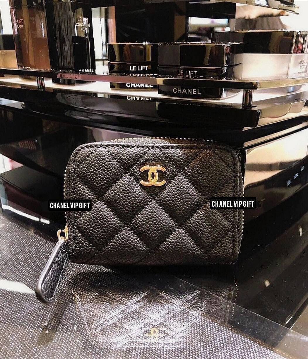 CHANEL SMALL ZIP WALLET พร้อมส่งที่ไทยแล้วค่ะ ♡♡ กับ กระเป๋าสตางค์ใบสั้น แนะนำรุ่นนี้คะ งานพรีเมี่ยมกิ้ฟท์จากเค้าเตอร์ต่างประเทศ **ทรงมินิน่ารักกก หนังสัมผัสลายด้าน จากแบรนด์ CHANEL (GWP) ด้านหน้ามีโลโก้แบรนด์ CC เปิดปิดด้วยซิปมีที่จับหนัง ด
