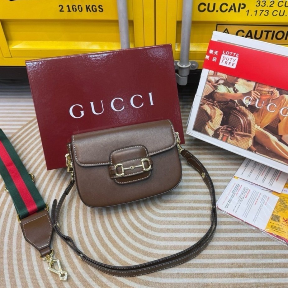 GUCCI Horsebit 1955 small shoulder bag เป็นรุ่นที่มาเพิ่มกี่รอบก็ไม่เคยพอ!! เด็ดสุด!! ฮ็อตสุด!! ให้สิบว้าวไปเลยกับใบนี้ 🤩🤩 กระเป๋าสะพายไหล่/สะพายข้างทรงคลาสสิค สวยผู้ดี ดารา เซเลปใช้กันเพียบ สวยอยู่ทรง