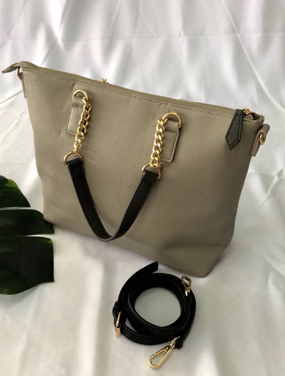 GUESS PU HANDBAG//SHOULDERBAG สินค้าเข้าใหม่!! กระเป๋าถือ/คล้องแขนหรือสะพายข้าง วัสดุหนังนิ่ม น้ำหนักเบา น่าใช้ ด้านหน้าติดอะไหล่โลโก้แบรนด์ประดับเม็ดคริสตัลหรู เปิดปิดกระเป๋าแบบซิป ภายในโล่ง ใส่ของจุ มีช่องซิปและช่องเล็กใส่ของจุกจิก หูหิ้วแบบโซ่ต่อหนังสว