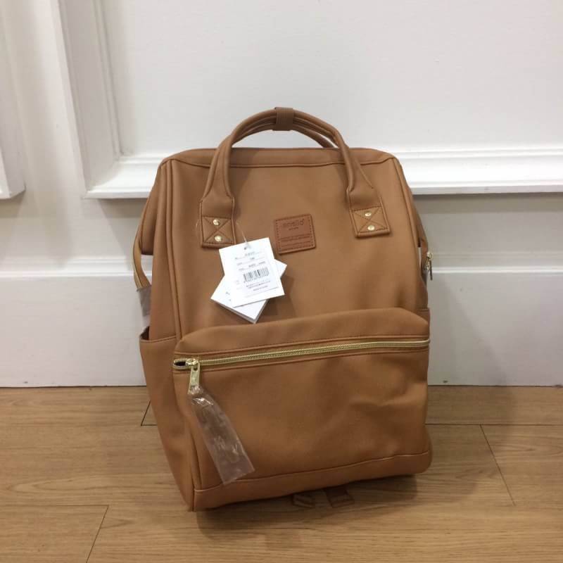 รุ่น คลาสสิก Anello Classic Polyurethane Leather Rucksack เป้อเนลโล ทำจาก PU Leather ทั้งใบ ดูแลทำความสะอาดง่าย น้ำหนักเบา สวยน่ารักดูดีค่ะ รุ่นนี้เป็นขนาดคลาสสิก (regular) สายสะพายแข็งแรง ด้านในบุผ้าอย่างดีค่ะ ด้านหลังและสายสะพายมีฟองน้ำช่วยซับพอร์ตไม่เจ