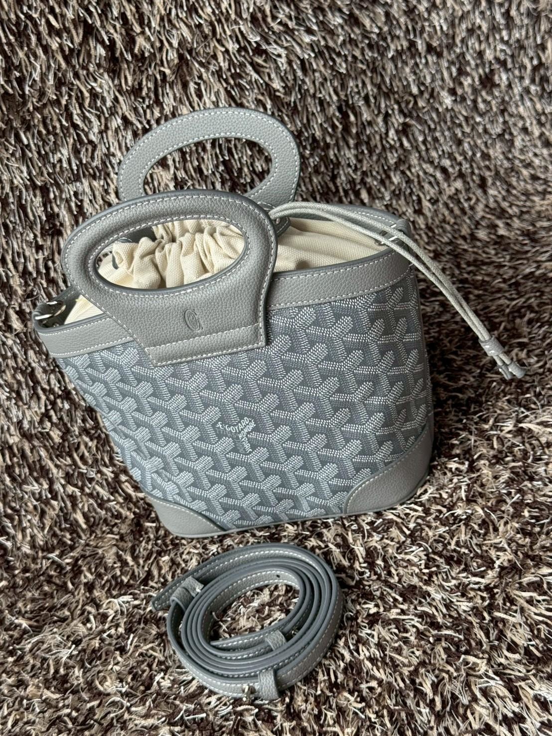 Goyard Beluga Mini Bag กระเป๋าสะพายทรงบัคเก็ต หูจับในตัว ภายในเป็นเชือกรูด น่ารักเกินต้าน เหมาะมากกับสาวๆสายแต่งตัวน่ารัก ขนาดกำลังพอดีไม่เล็กไม่ใหญ่เกินไป ควรมีมากค่า