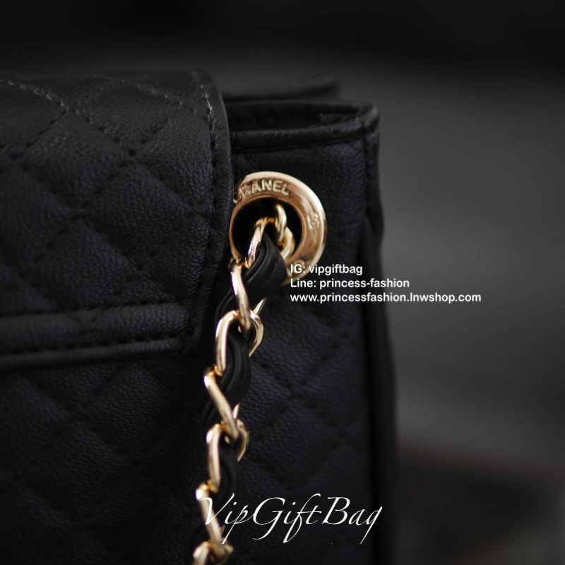 มาตามคำเรียกร้อง กับ CHANEL CROSSBODY BAGงานสวยหรูจาก CHANEL VIP GIFT (NOT FOR SALE) ตังกระเป๋าลายคาเวียร์เต็มใบสุดหรู เปิดปิดด้วยกระดุมแม่เหล็ก ด้านในมีช่องใส่ของช่องใหญ่ ช่องซิปและช่องเล็กใส่บัตร มาพร้อมสายสะพายแบบโซ่ทองสลับหนัง ตัวสะพายไหล่เป็นที่รองแบ