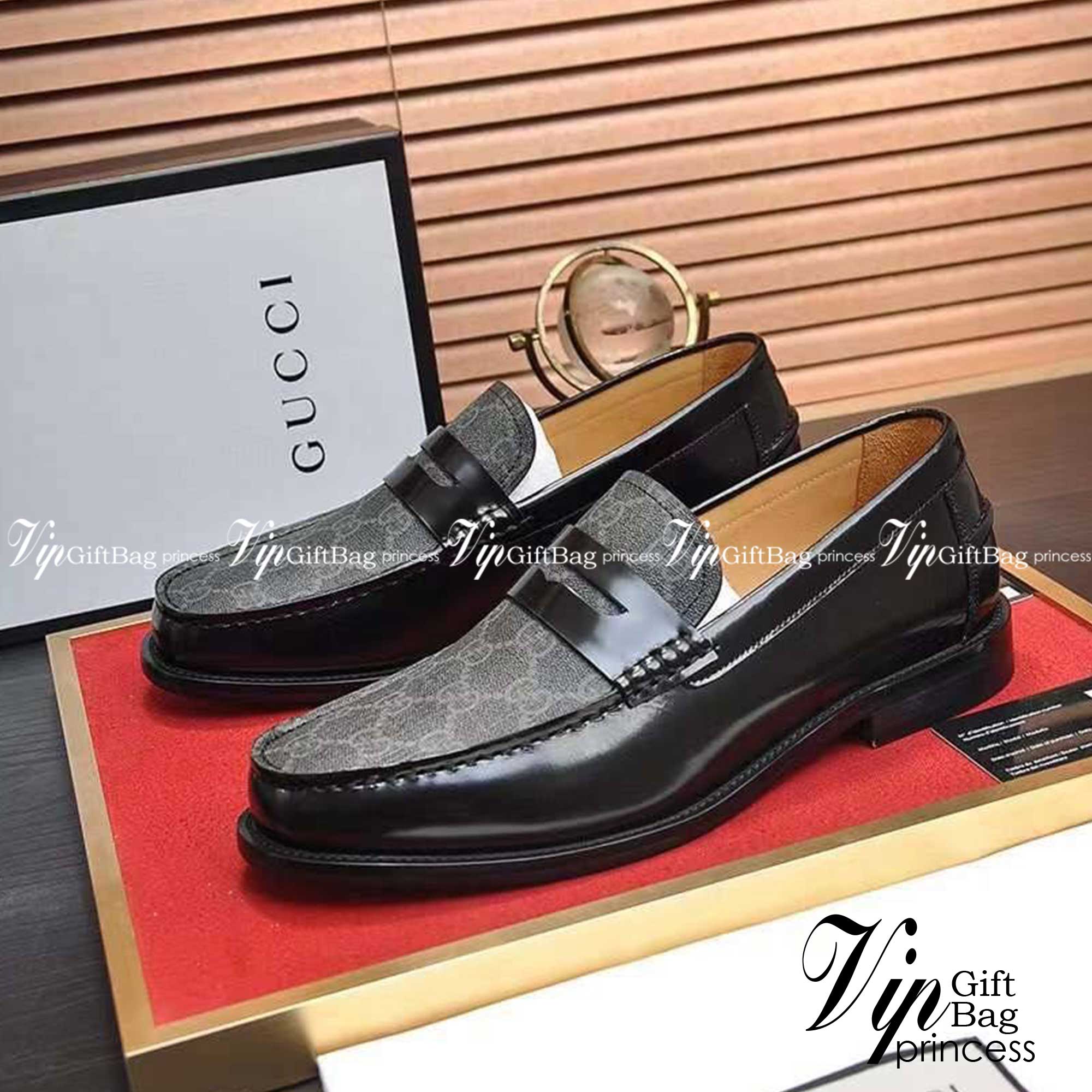 GUCCI Loafers for Men เกรดออริจินอล รองเท้าโลฟเฟอร์กุชชี่ ให้ลุคดูภูมิฐาน หรูหรา เข้ากับทุกชุด ทุกโอกาส วัสดุหนังแท้และแคนวาสอย่างดี ใส่สบาย ไม่กัดเท้า บล็อคมาตรฐาน 1:1 เป็นรองเท้าที่คุณผู้ชายควรมีติดตู้ภาพถ่ายจากงานขายจริง ใช้งานต่างประเทศได้