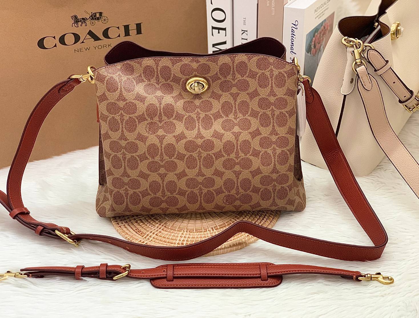 COACH WILLOW SHOULDER BAG ((C2745//C2590//C2621)) พร้อมส่งที่ไทย รุ่นแนะนำค่ะ🔥🔥 🔺กระเป๋าหิ้ว//คล้องไหล่//สะพายข้าง สุดคุ้ม! หนังแท้ชั้นดี ได้ไปหลงรักแน่นอนค่ะ หนังสวยมากๆ😘 🔺ตัวกระเป๋าแบ่งเป็นสองช่องหลัก ด้านนึงเป็นแ