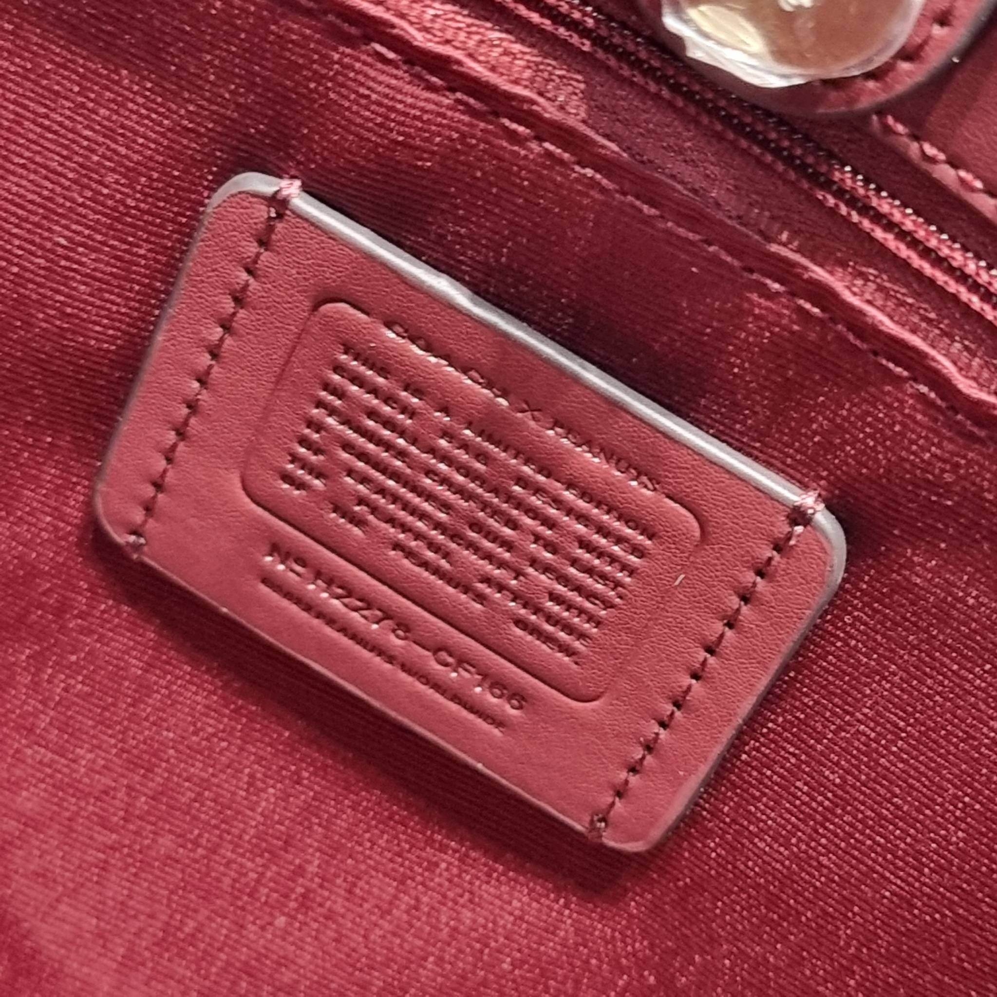 Coach X Peanuts City Tote In Signature Canvas With Snoopy Woodstock Print CF166 คอลเลคชั่นใหม่ น่ารักเกินต้าน กับกระเป๋าทรงโท้ทไซส์ใหญ่ ดีไซน์ลวดลายการ์ตูนยอดฮิต ที่ใครๆก็ต้องรู้จัก พิมพ์คมชัดลงบนหนังแคนวาส รูปทรงสวย ปากกระเป๋ามีกระดุมแม่เหล็กปิดกันของหล่