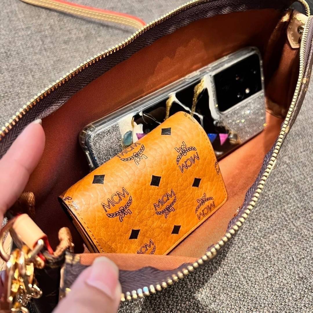 LV CROSSBODY CLUTCH BAG WITH CHAIN / LV Eva Clutch Crossbody Bag กระเป๋าสะพายวีไอพีพรีเมี่ยม วัสดุหนังแคนวาสคุณภาพ โลโก้เพลทอะไหล่ทอง คมชัด หรูหรา เปิด-ปิดกระเป๋าด้วยซิป ภายในเป็นช่องโล่ง ใส่ของใช้สำคัญได้สบายๆ มือถือ พาวเวอร์แบงค์ เครื่องสำอางค์ ของจุกจิ