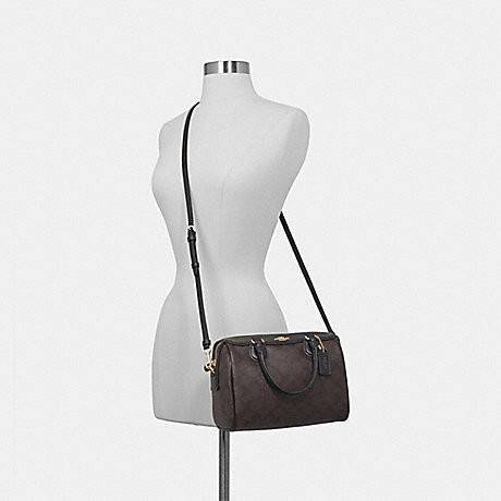 COACH F32203 MINI BENNETT SATCHEL IN SIGNATURE CANVAS กลับมาอีกครั้ง!! กับกระเป๋าทรงหมอนยอดฮิต 🥳 มีกี่สีก็ขายหมด วัสดุหนังแคนวาสเคลือบลาย ทรงสวยใช้งานได้ทุกโอกาส ภายในโล่งกว้างใส่ของได้เยอะ มีหูจับในตัว และสายสะพาย crossbody ปรับได้ตามตัว ใบนี้ไม่