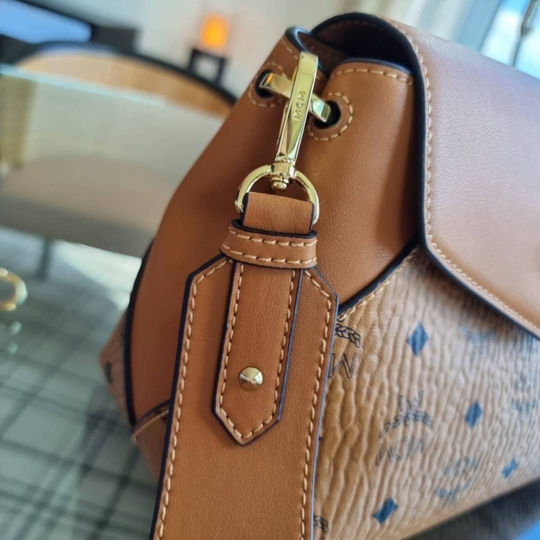 M.C.M ESSENTIAL CROSSBODY IN VISETOS กระเป๋าสะพายข้าง สวยอยู่ทรง ดีไซน์ไม่ซ้ำใคร มาพร้อมสายสะพายถึง 2 แบบ ปรับเปลี่ยนใช้ได้ไม่มีเบื่อ วัสดุหนังแคนวาสสลับหนังแท้ เปิด-ปิดกระเป๋าด้วยตัวบิดล็อคแน่นหนา ด้านหลังมีช่องเก็บบัตรได้ ภายในโล่งกว้าง แบ่งสัดส่วน เป็น