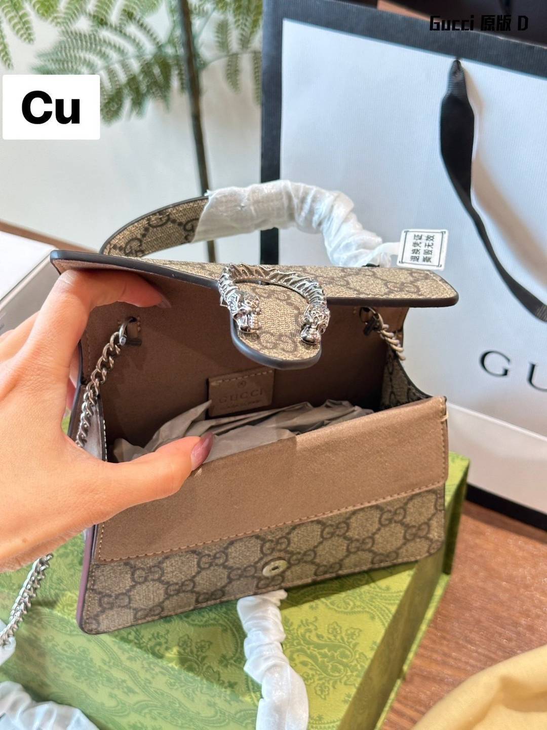 GUCCI Dionysus mini top handle bag กระเป๋าสะพายพร้อมหูจับในตัวรุ่นสุดคลาสสิควินเทจ ไซส์มินิน่ารักให้สาวๆใช้งาน และพกพาได้สะดวก ดึงดูดและสะกดสายตาด้วยอะไหล่ดีเทลหรู