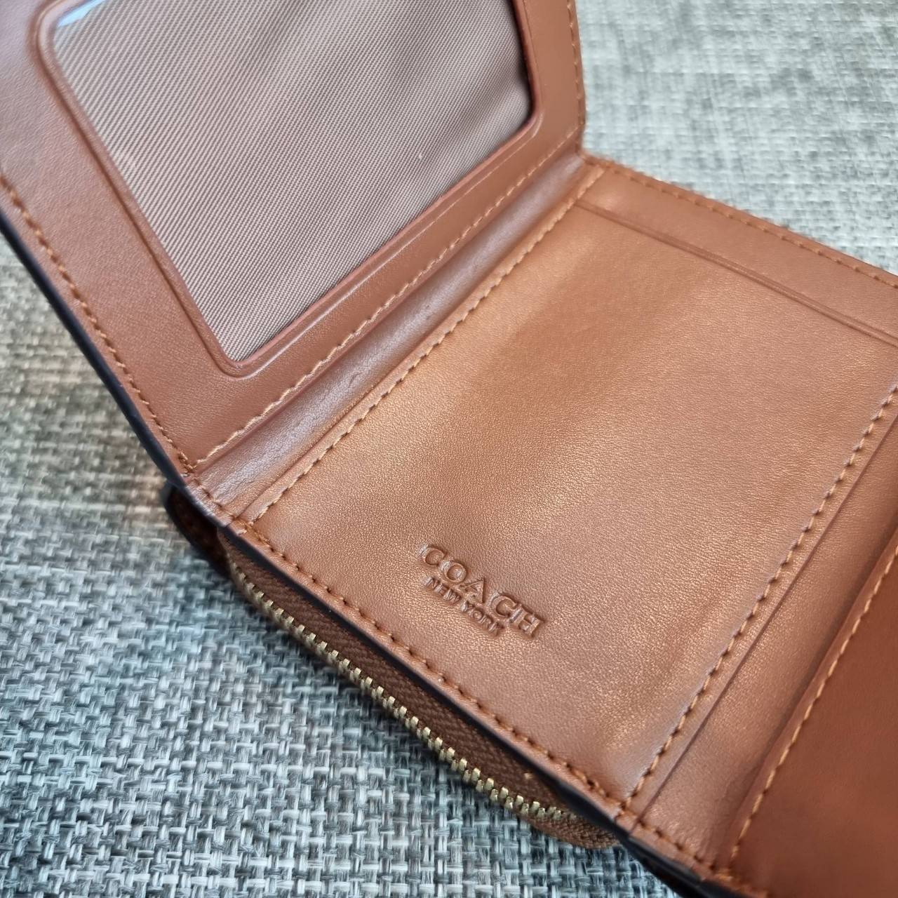 OUTLET 】COACH F41302 SMALL TRIFOLD WALLET IN SIGNATURE CANVAS สวยคลาสสิค พกพาง่าย ใบเล็กน่ารักน่าใช้ ต้องยกให้ใบนี้จ้า 💗💋 ตอบโจทย์คนชอบพกน้อยที่สุด!! กระเป๋าสตางค์ใบสั้นหนังแคนวาสเคลือบคุณภาพดี ภายในเป็นหนังแท้ ใส่บัตร ใส่ธนบัตรได้ทุกชนิด 