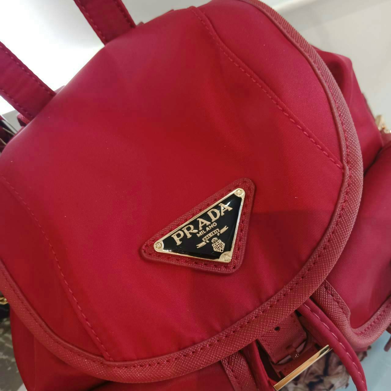 PRADA MINI BACKPACK with chain จากพรีเมี่ยมกิ้ฟจากเคาน์เตอร์แบรนด์วัสดุ Nylon เนื้อหนาคุณภาพดีตามแบบฉบับของแบรนด์ ขนาดมินิน่ารักเว่อร์ เปิดปิดด้วยฝากระดุม น้ำหนักเบา ภายในมี1ช่องซิป ซับใน Polyester 100% มาพร้อมหูหิ้วและสายสะพายเลื่อนปรับได้ ตัวจริงสวยมากๆ