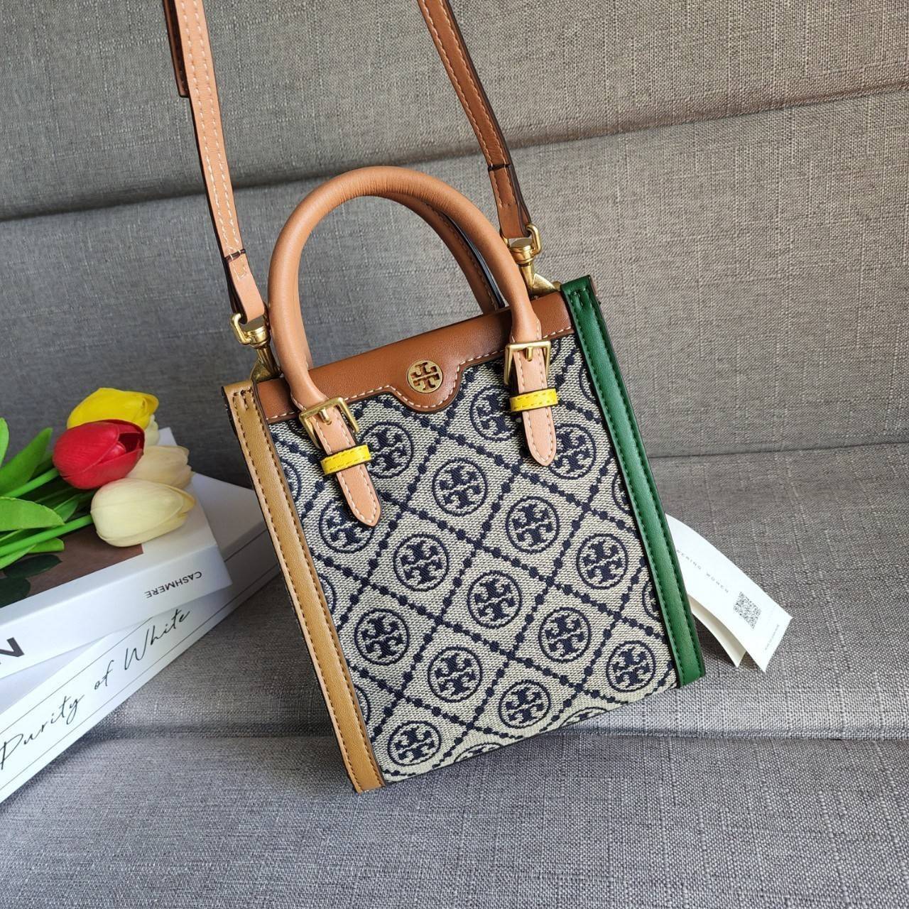 TORY BURCH T MONOGRAM COLORBlOCK JACQUARD MINI TOTE คอลเลคชั่นใหม่ล่าสุด ครอบครองก่อนใคร ไอเท็มยุคนี้รุ่นที่ควรมีติดตู้คะสาวๆ วัสดุ jacquard สลับหนังแท้ หูจับ มาพร้อมสายสะพายข้างหนังแท้ ปรับระดับได้ สายสามารถถอดออกได้ ภายในเป็นช่องโล่ง ใส่มือถือได้ กระเป๋