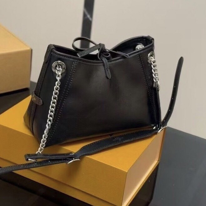 LV CarryAll Vibe BB ใหม่ล่าสุด กระเป๋าสะพายทรงโท้ทไซส์เล็ก สวยหรูดีไซน์เรียบง่ายคลาสสิค ดูผู้ดี รูปทรงสวยตลอดกาล ใช้ได้กับทุกลุค ทุกโอกาส