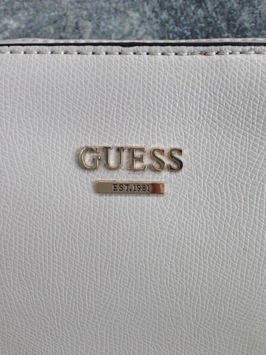 GUESS CROSSBODY DEVYN BAG 2018 กระเป๋าสะพายรุ่นใหม่ล่าสุดทรงเหลี่ยมหนังสวยอยู่ทรงด้านหน้ามีโลโก้และปักหนังขึ้นลายนูน สวยเก๋ดูมีดีเทลเปิดปิดด้วยซิปประดับแม่กุญแจ ภายในโล่งกว้างใส่กระเป๋าสตางค์ใบยาว มือถือ ของจุกจิกได้เยอะ มีช่องซิปและช่องใส่ของจุกจิก ซับใน